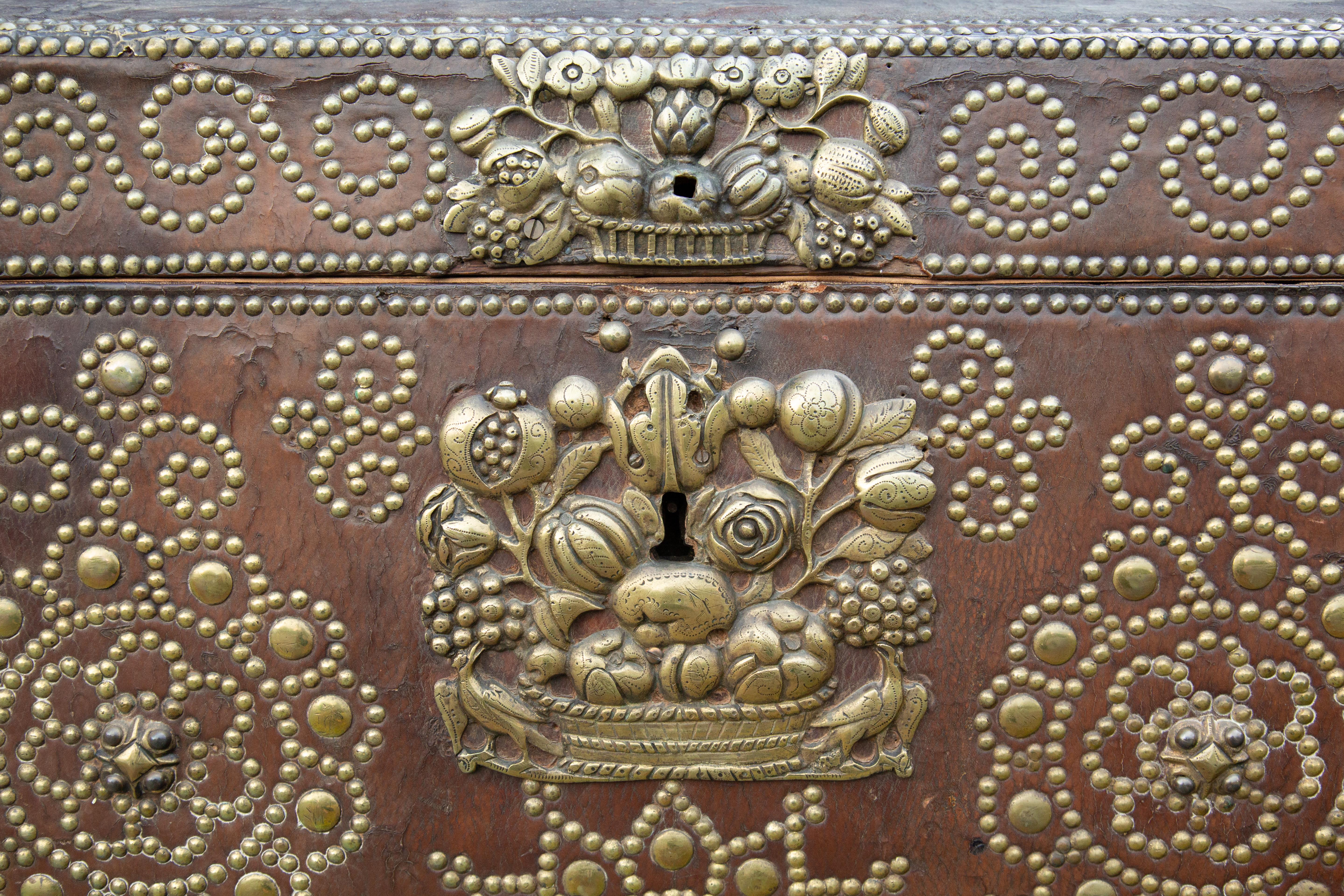 XVIIIe siècle Malle / Coffre en cuir clouté Louis IV 18ème siècle en vente
