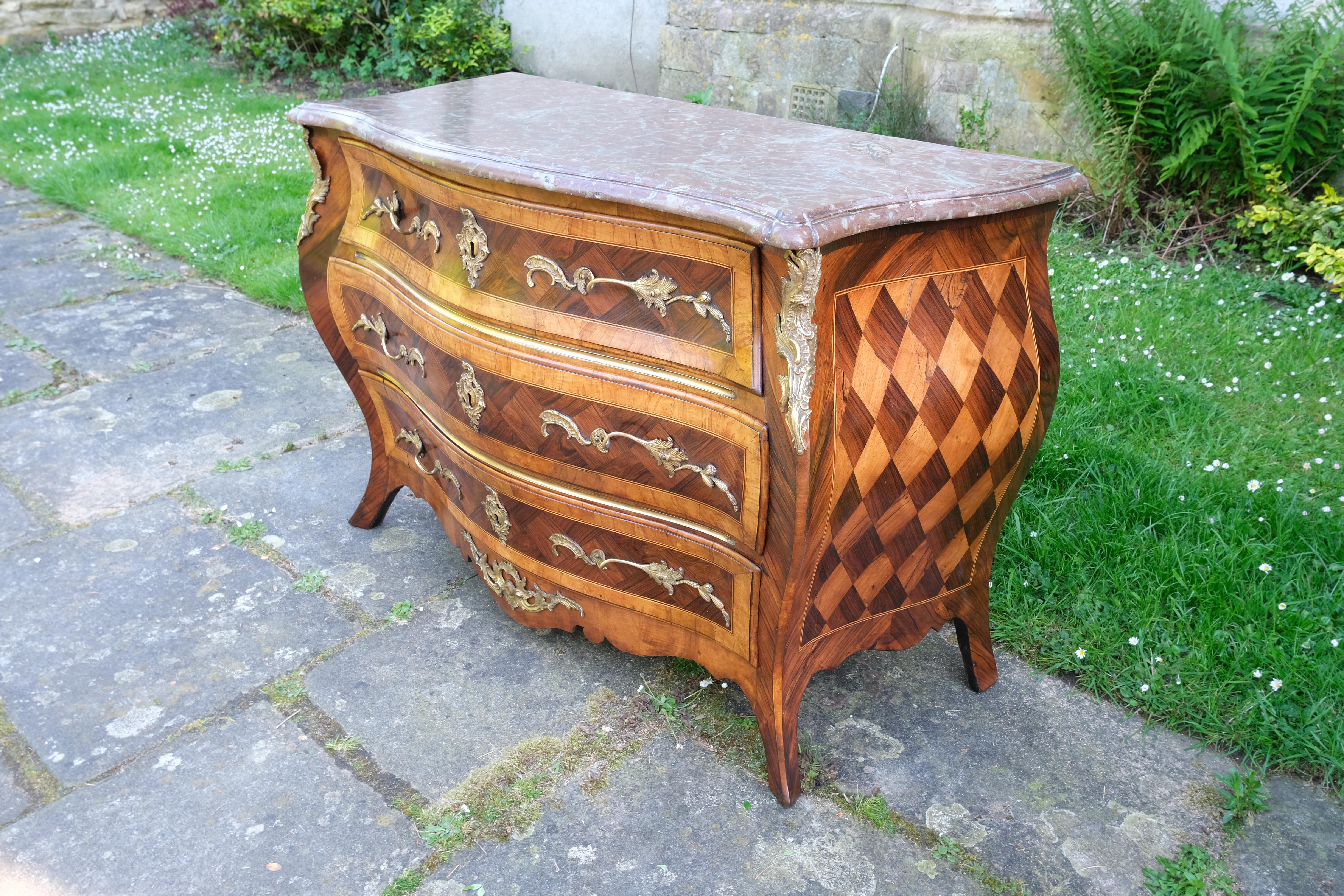 Veneer Louis IV commode/ chest of drawers For Sale
