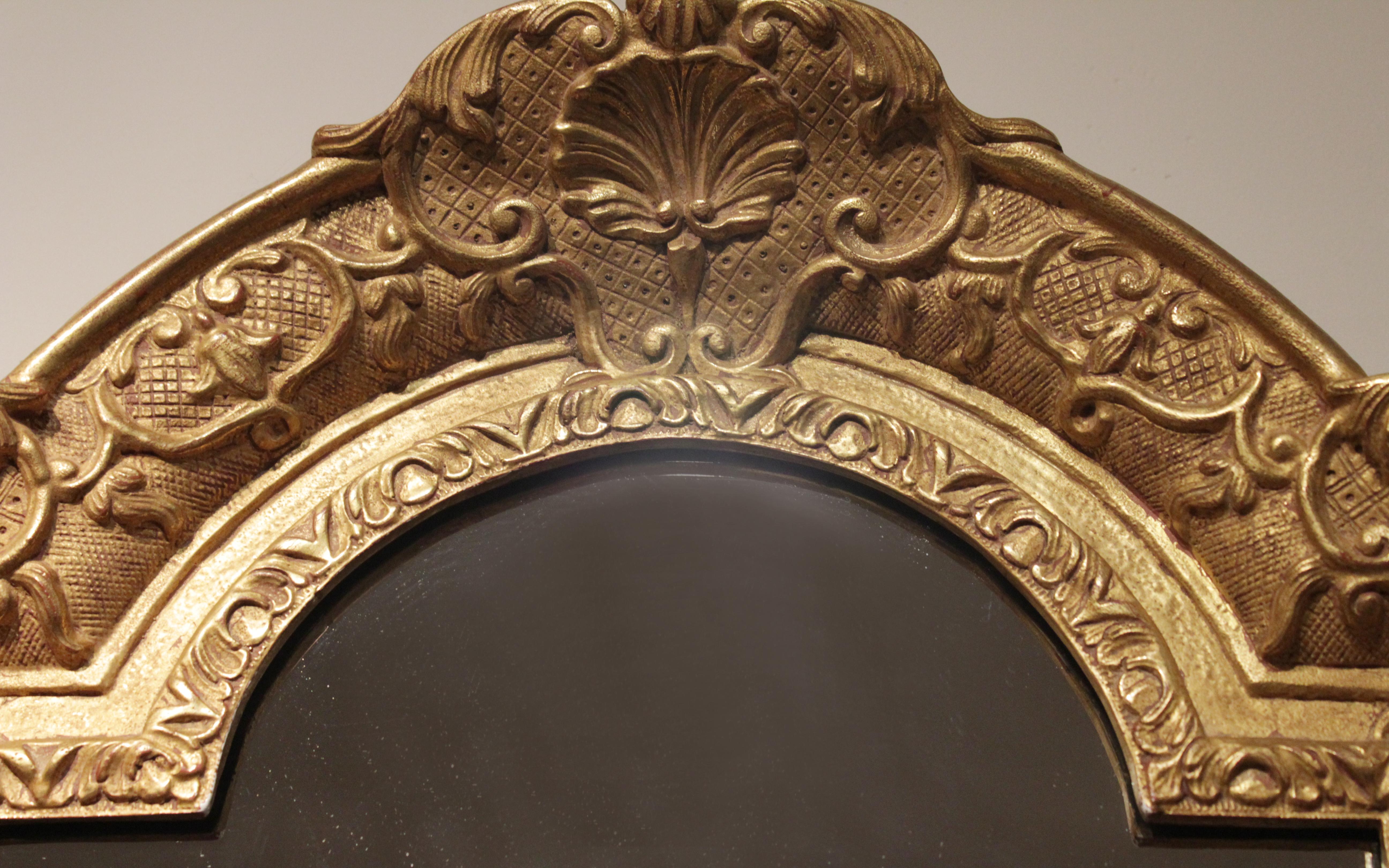 A prime example of APF Munn Frame Makers' excellent antique replica craftsmanship. Goldleaf, Watergilded and handmade.