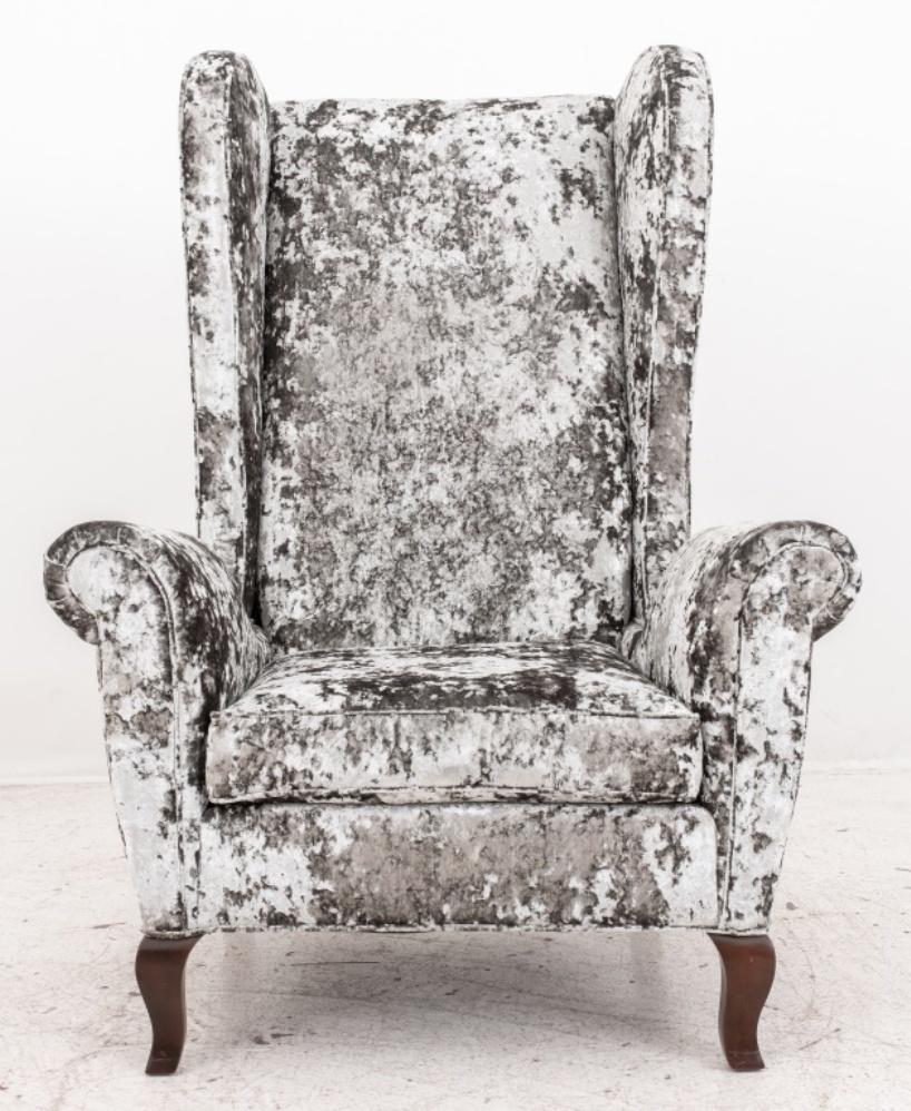 Louis J. Solomon Lounge-Sessel im Hollywood-Regency-Stil, gepolstert mit grauem Seidensamt, auf Cabriole-Holzfüßen. Das Label des Herstellers befindet sich unter dem Kissen. In gutem Zustand. Alters- und gebrauchsbedingte
