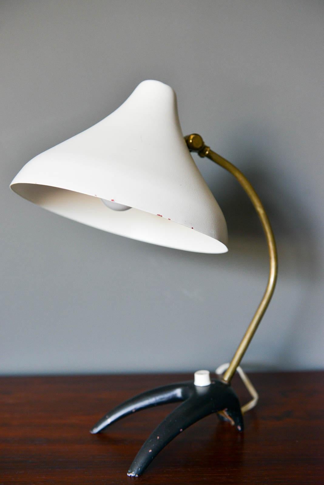 Svizzero Lampada da scrivania o da tavolo in ottone e metallo smaltato di Ewa Varnamo 