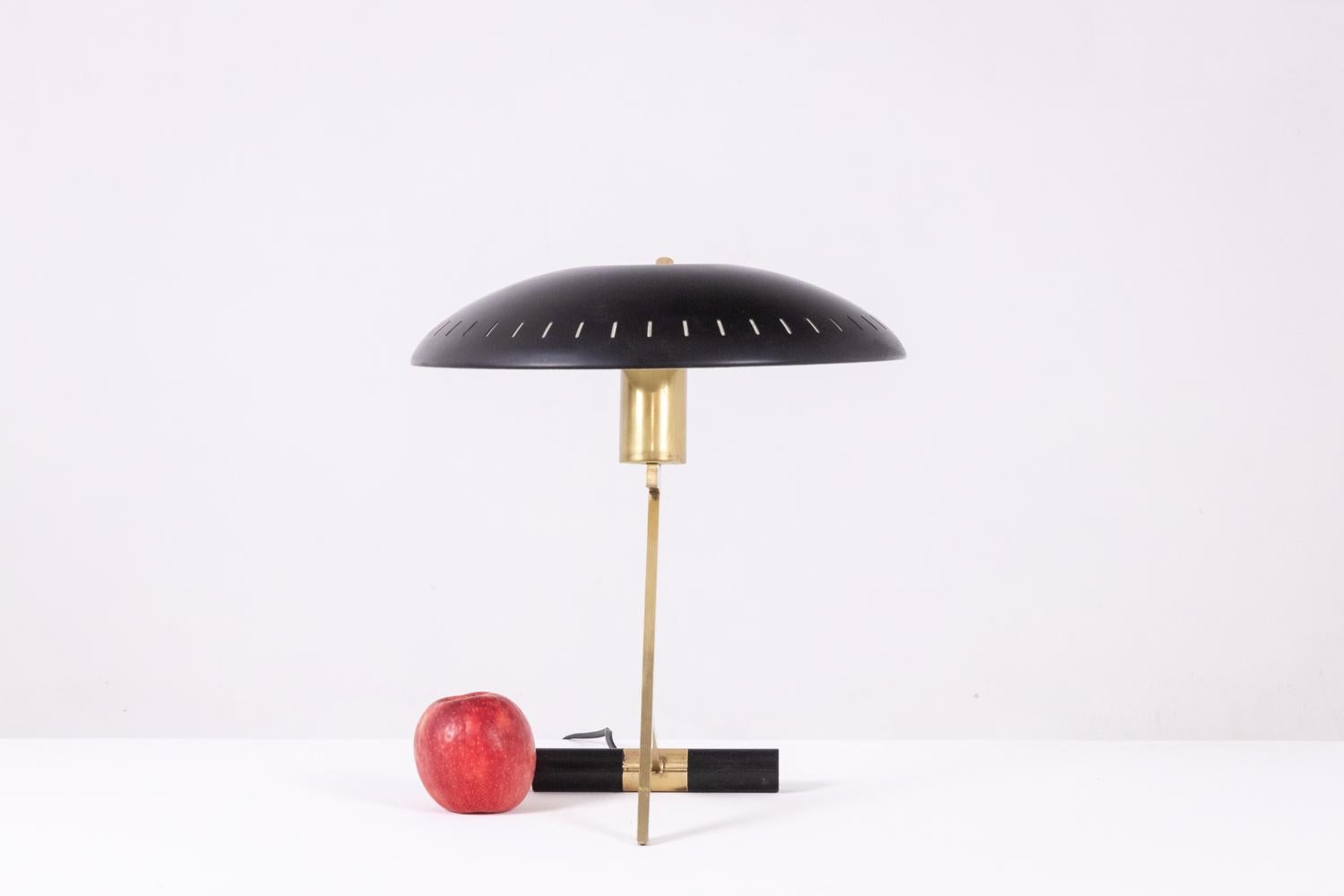 Louis Kalff. Schreibtischlampe aus perforiertem Blech und patiniertem Messing.

Französisches Werk aus den 1950er/60er Jahren.

Abmessungen: H 37 x T 35 cm

Referenz: LS6326576H