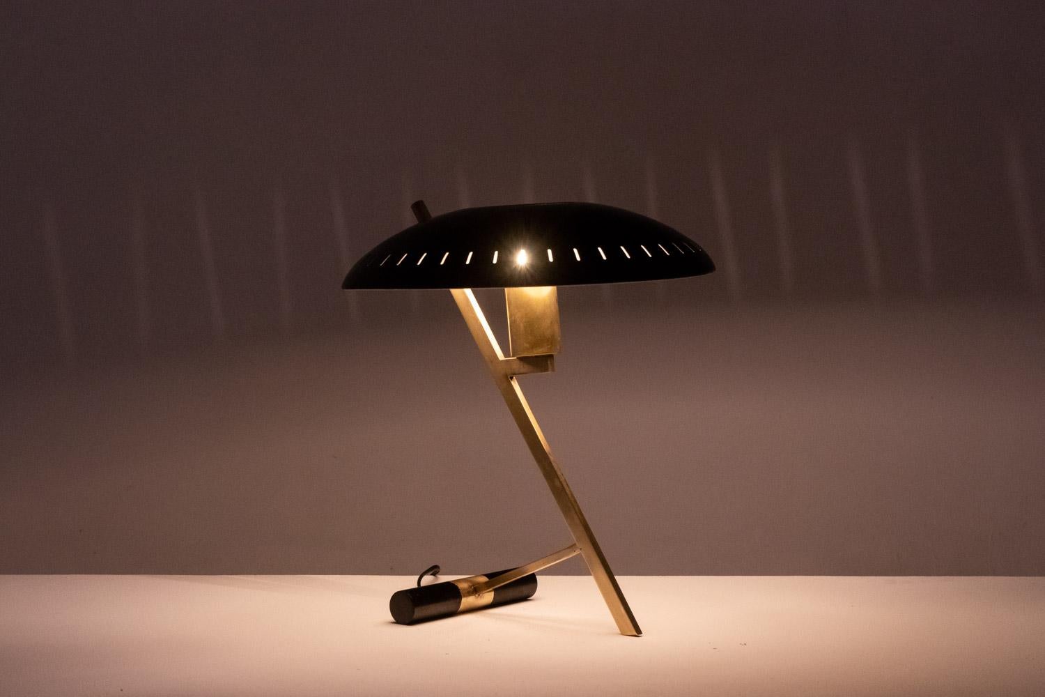 Louis Kalff. Schreibtischlampe. 1950er/60er Jahre. (Patiniert) im Angebot
