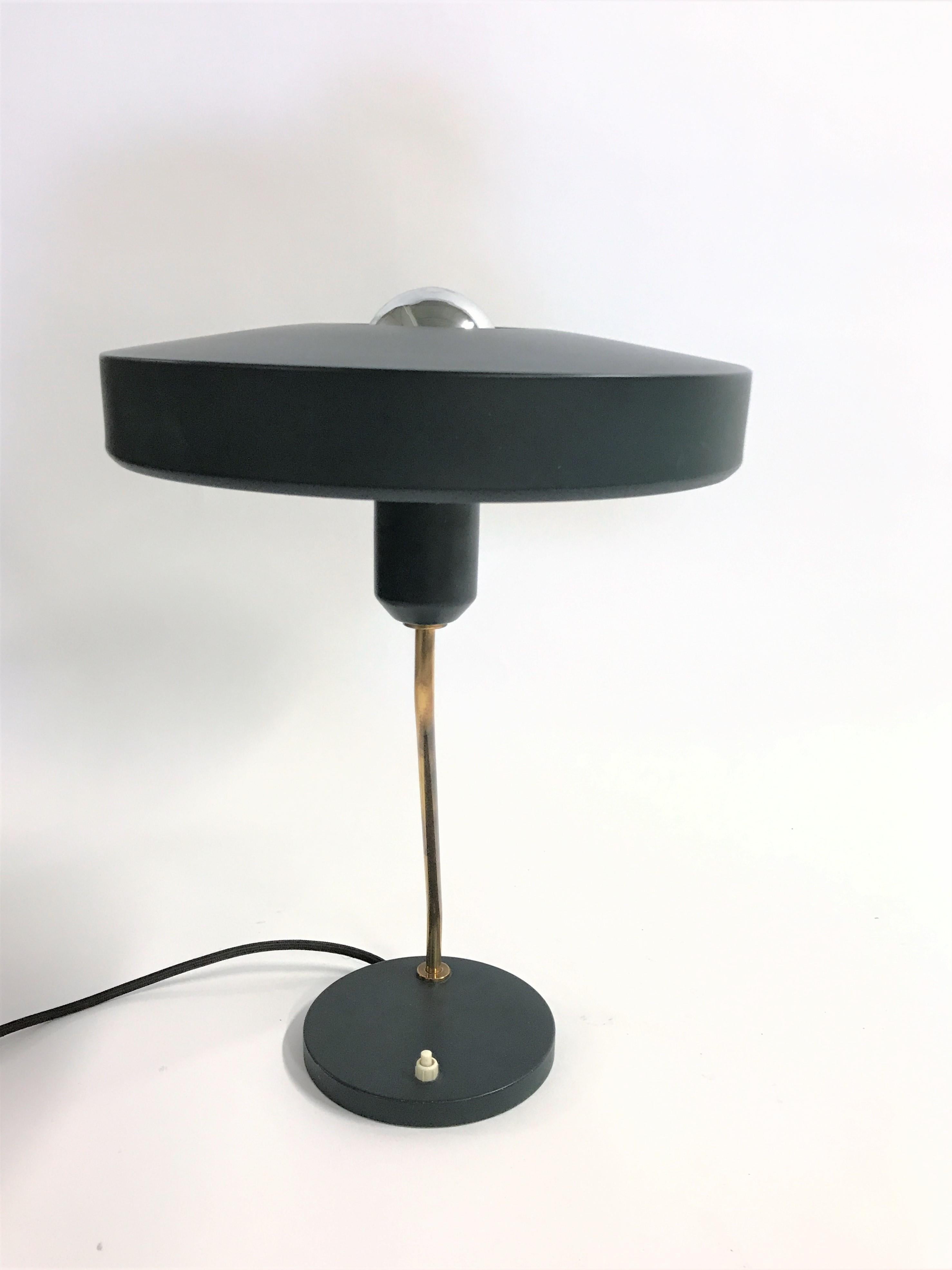 Louis Kalff for Philips desk lamp model 'Romeo'

This 'zigzag' shaped table lamp has a brass rod and has an fine enamelled aluminum lamp shade.

Very good condition, rewired and tested for use. To be used with a regular E27 light bulb.

Works