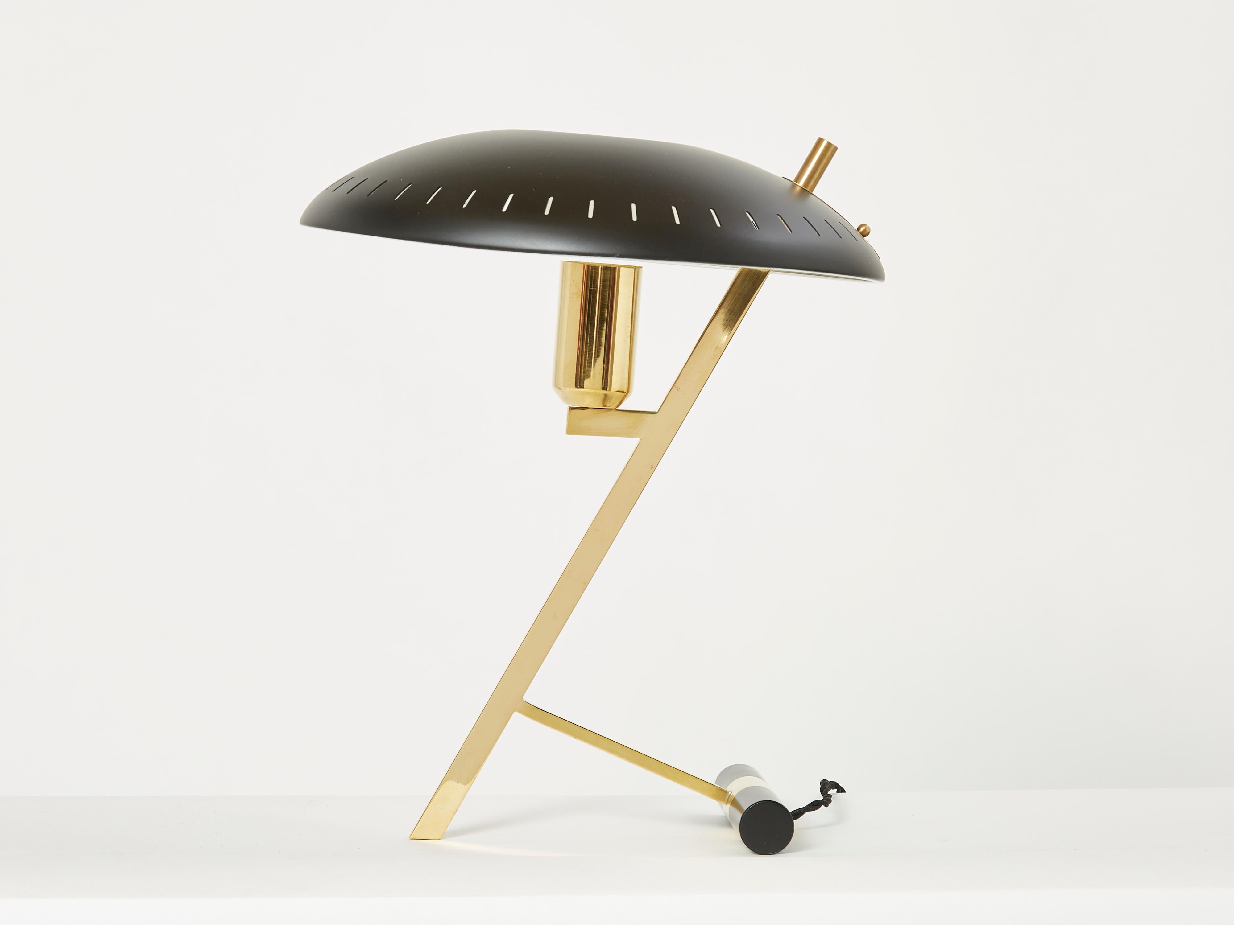 This beautiful desk lamp, model Z or Decora, was designed by Louis Kalff in the 1950s and edited by Philips. It is made of solid brass, with in black lacquered metal lampshade. This lamp is an iconic creation of the designer but also a classic
