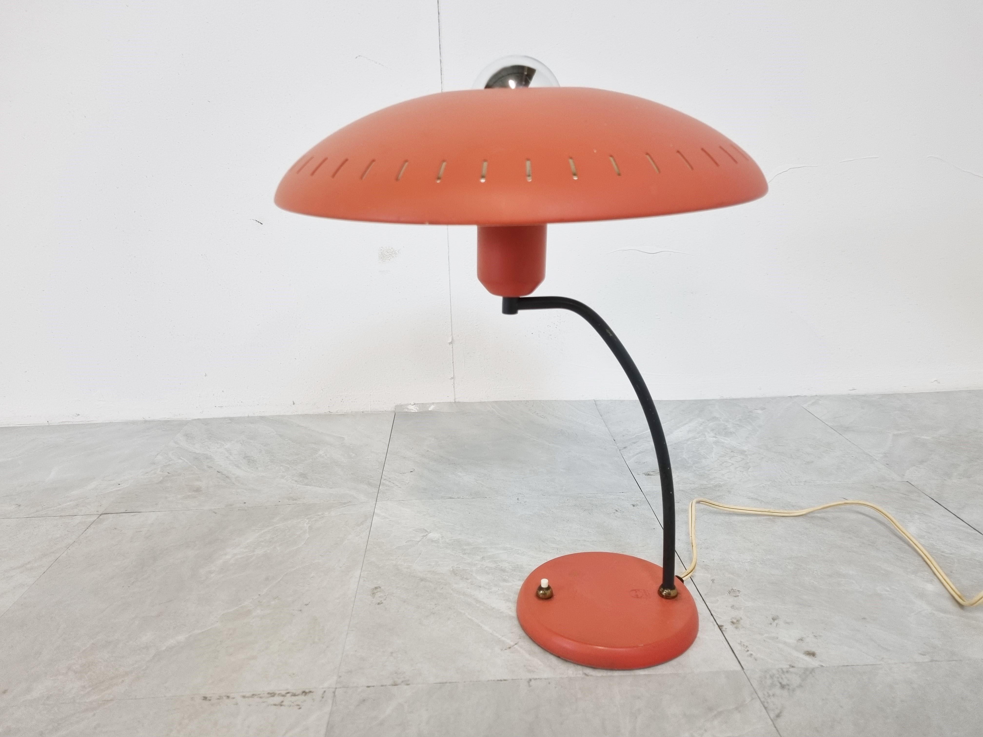 Space age 'Junior' desk lamp designed by Louis Kalff for Philips in the 1960s.

Ufo style shade with a black metal rod.

1960s - Netherlands

Good condition

Tested and ready to use with a regular E27 light bulb

Measures: height: 42 cm