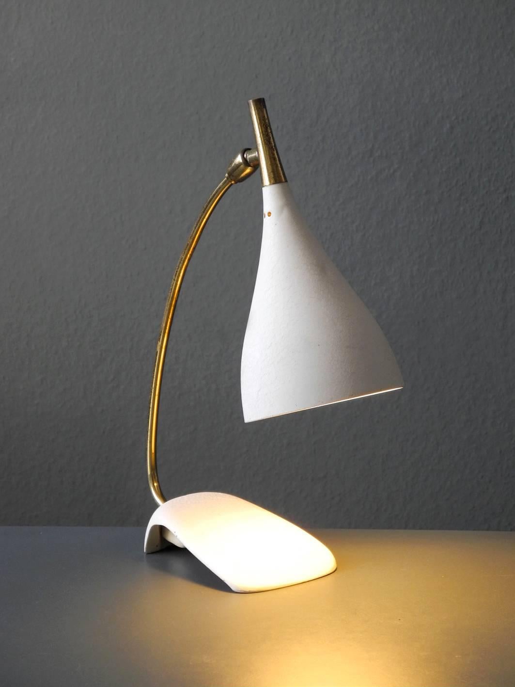 Louis Kalff Midcentury Table Lamp with Beige Shrink Paint and Brass Neck In Good Condition For Sale In München, DE