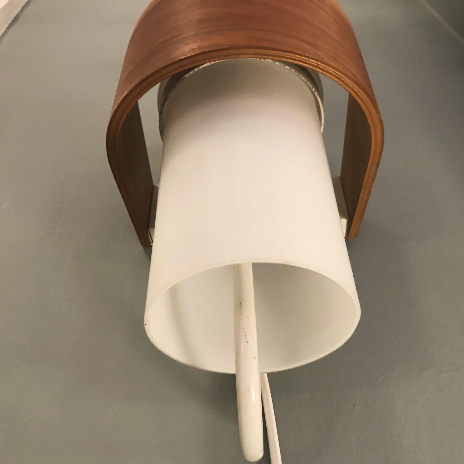 The combination of teak veneer and milk white opaline glass is allways a winner combination. And so is this wall light from Dutch designer Louis Kalff (manufactured by Phillips), designred in the early 1960's and named NX40!

Louis Kalff has