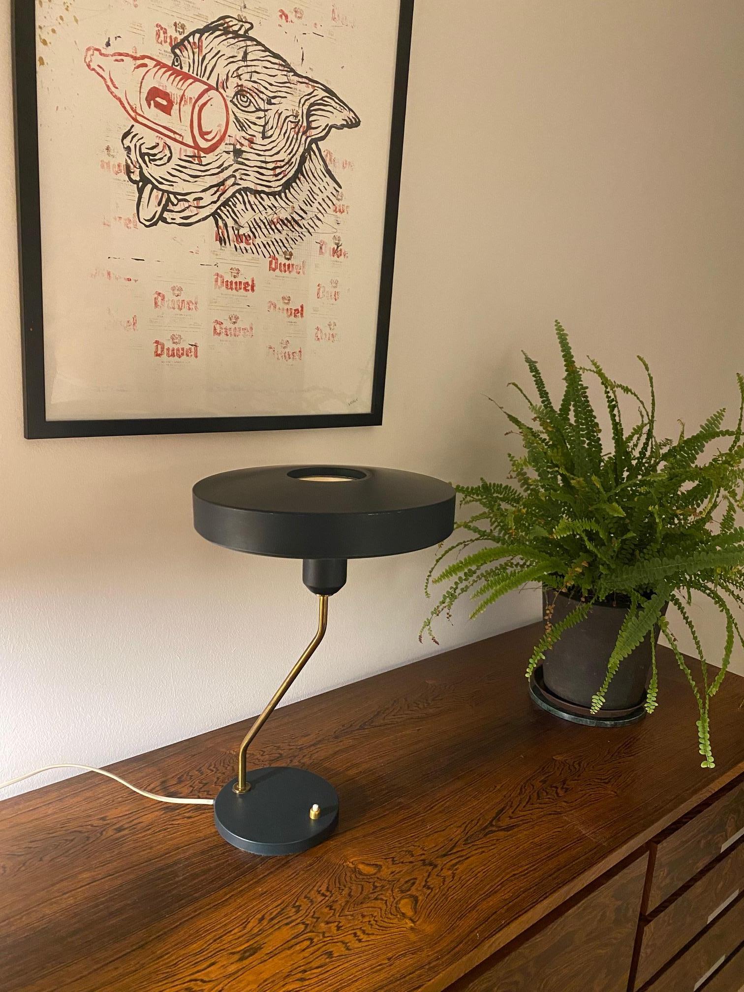 Unique design from the 1960s by Louis Kalff for Philips.
The lamp features a lamp shade in aluminum, arm in brass and base in cast iron.
The base has a stamp with the well known Philips logo.
Colour: Dark green
Model name: Romeo.
Minimalistic design