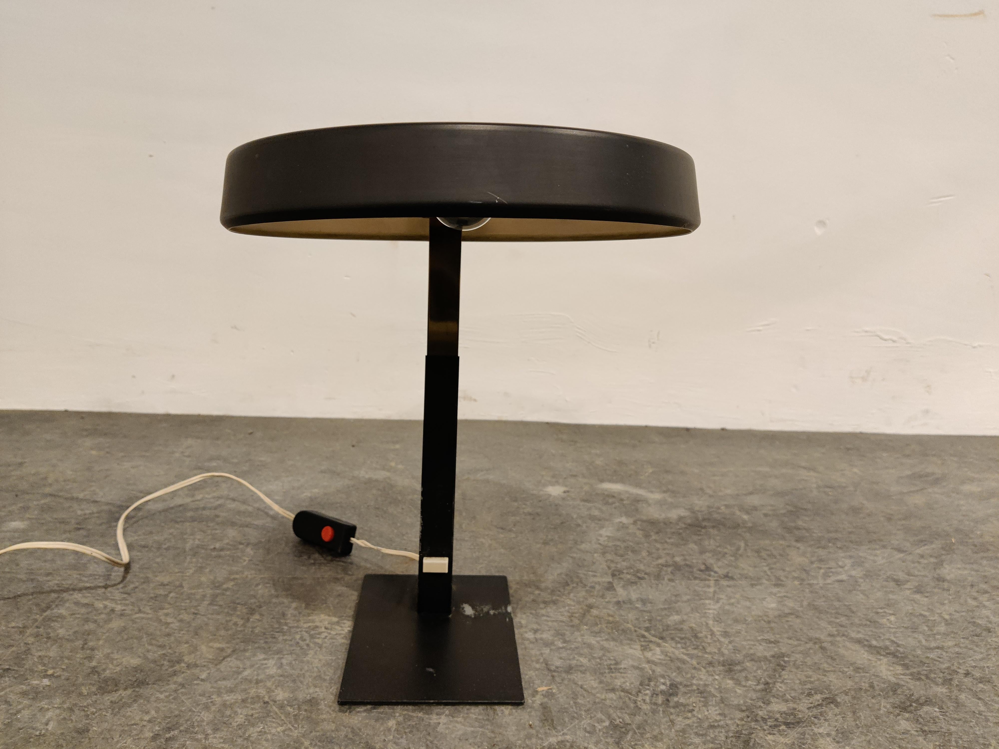 Rara lámpara de escritorio de metal verde y latón diseñada por Louis Kalff para Philips.

La lámpara está en buen estado original, con cierto desgaste relacionado con la edad. 

La sombra se puede ajustar.

Destaca por su diseño sencillo y