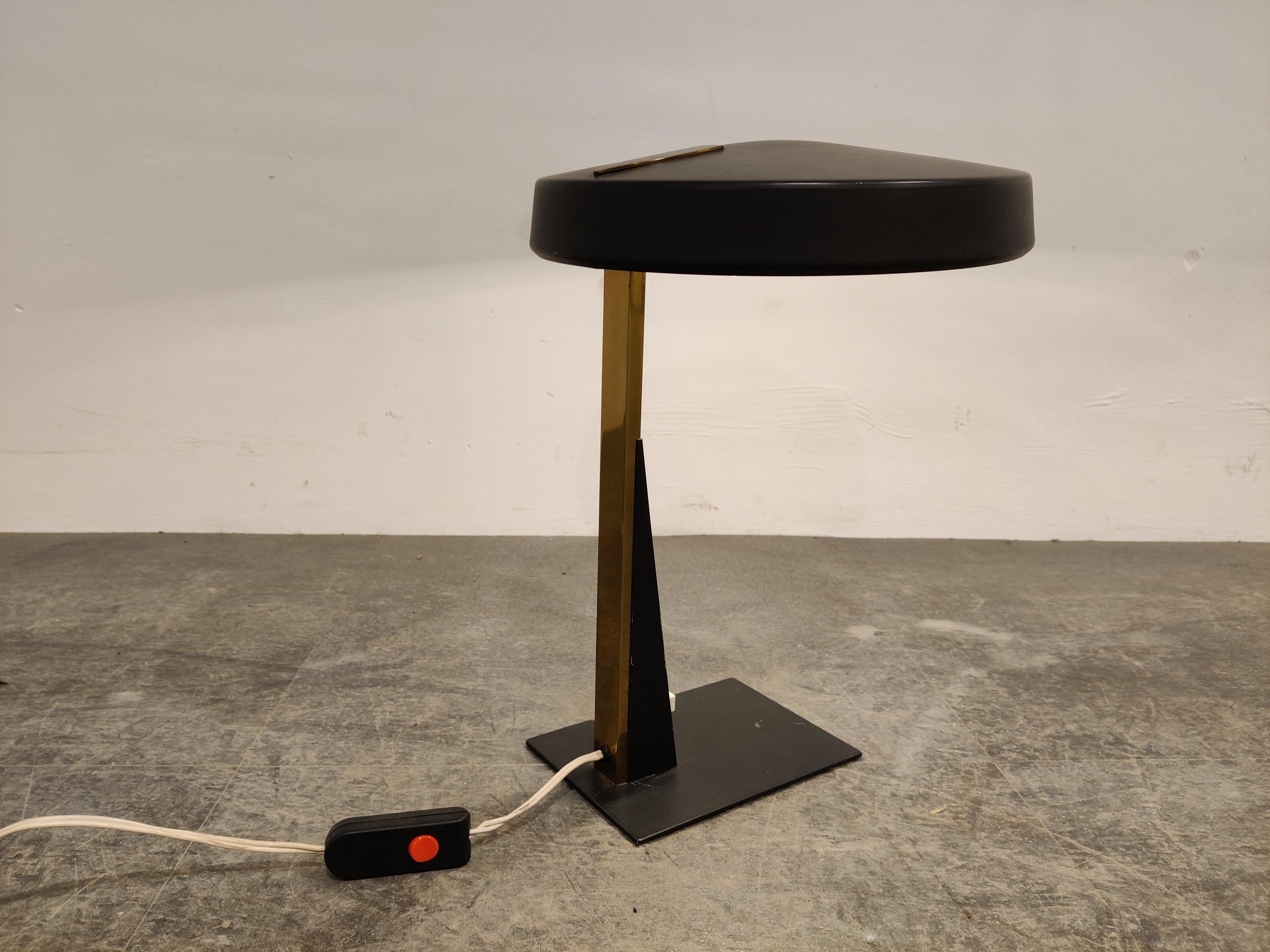 Néerlandais Lampe de table Louis Kalff pour Philips en vente