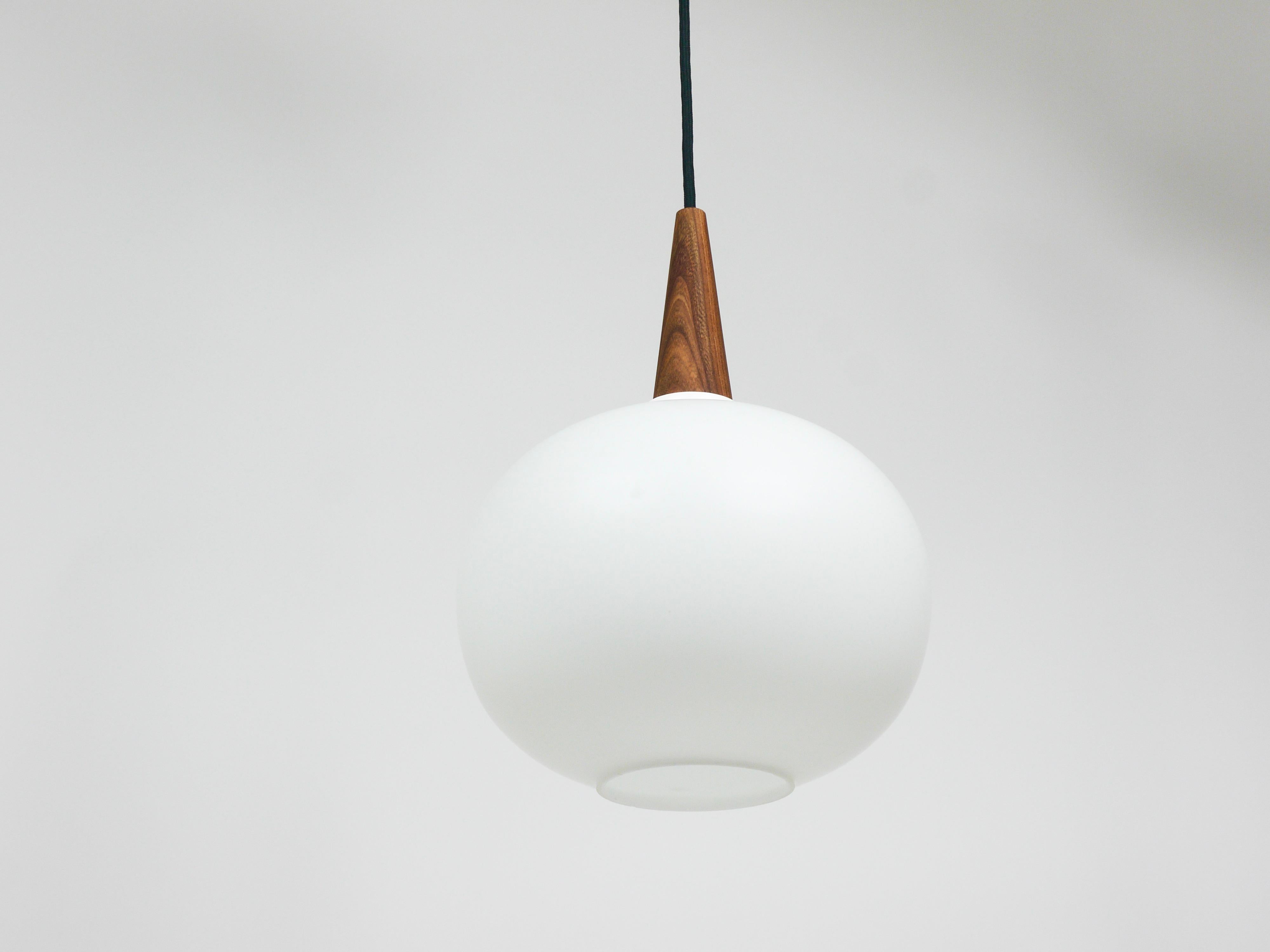 Louis Kalff Teak & Opaline Pendant Suspension Lamp, Philips, Netherlands In Good Condition For Sale In Vienna, AT