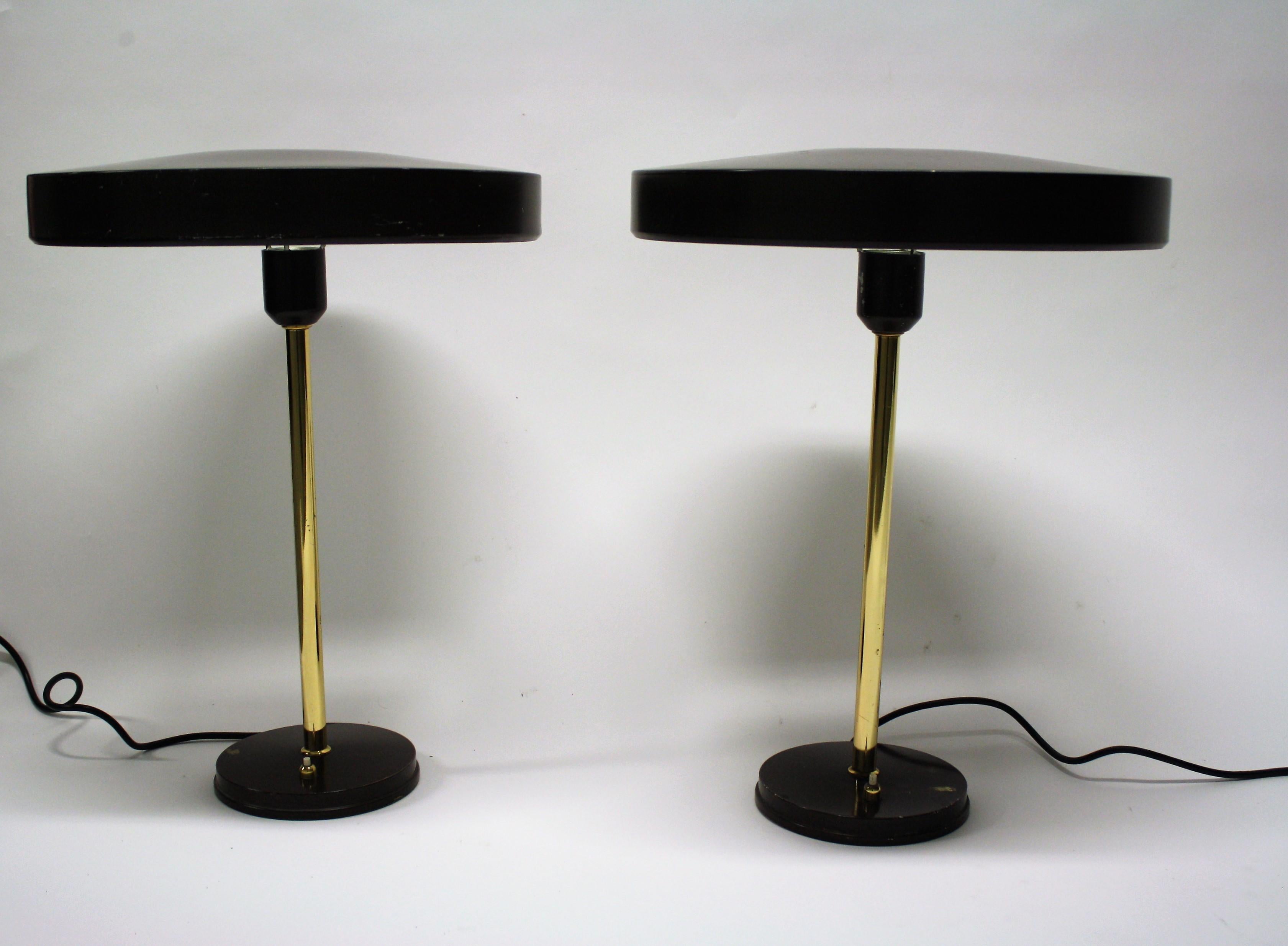 Pair of 'Timor' desk lamp designed by Louis Kalff for Philips.

The lamps have an ufo like lamp shade made from aluminium and enamel mounted on a brass rod.

The lamps are in a good condition with some user traces on the side of the lamp shades