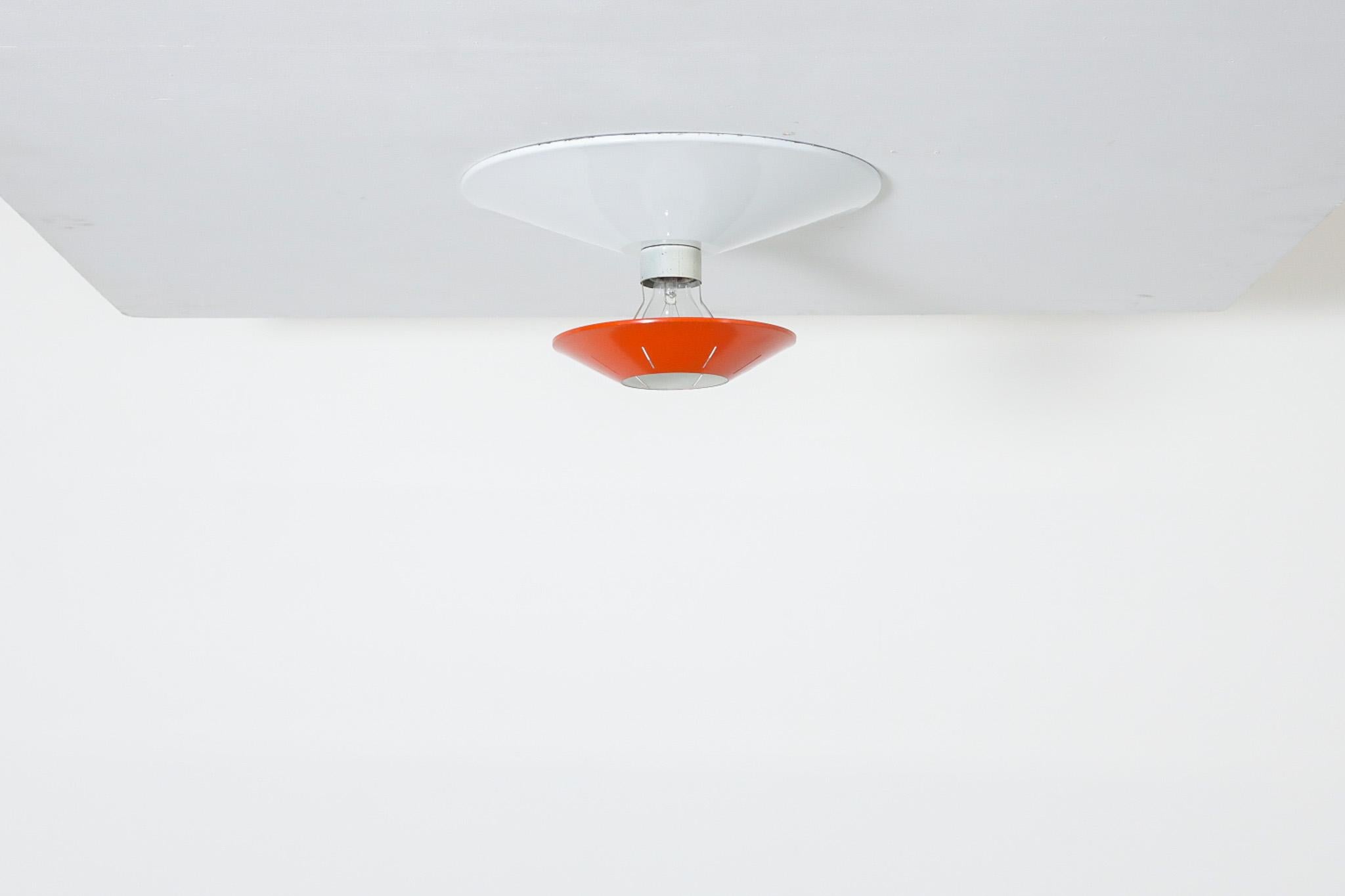 Louis Kalff Deckenrondelle aus emailliertem Metall in leuchtendem Rot und Weiß für Philips (Moderne der Mitte des Jahrhunderts) im Angebot