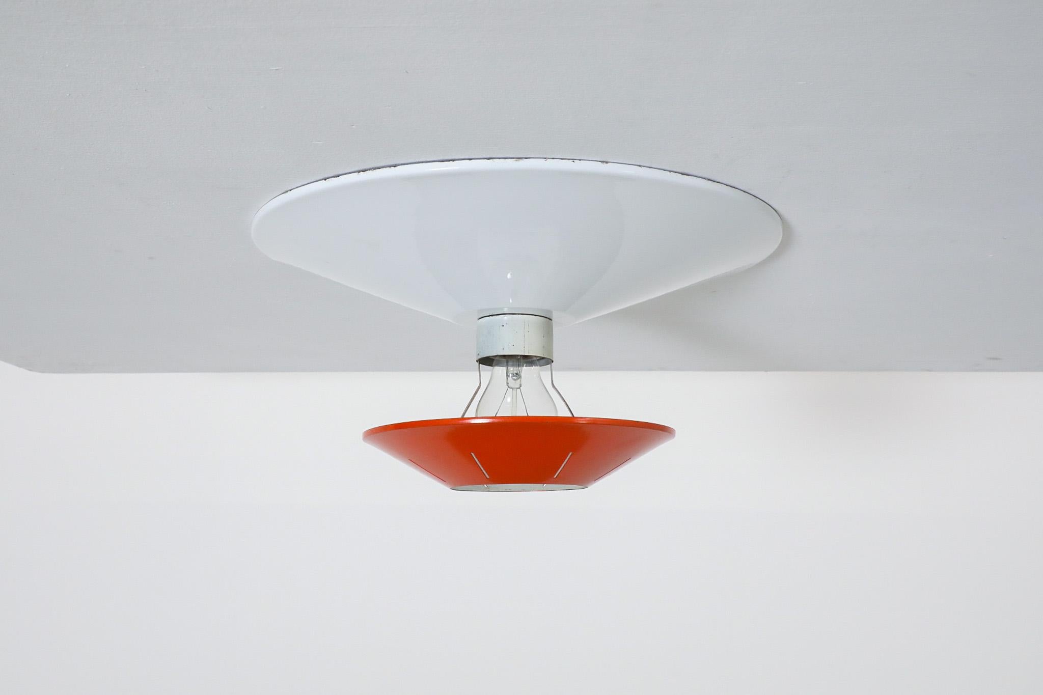 Louis Kalff Deckenrondelle aus emailliertem Metall in leuchtendem Rot und Weiß für Philips im Angebot 1