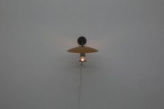 Applique murale Louis Kalff avec abat-jour en métal émaillé jaune caramel