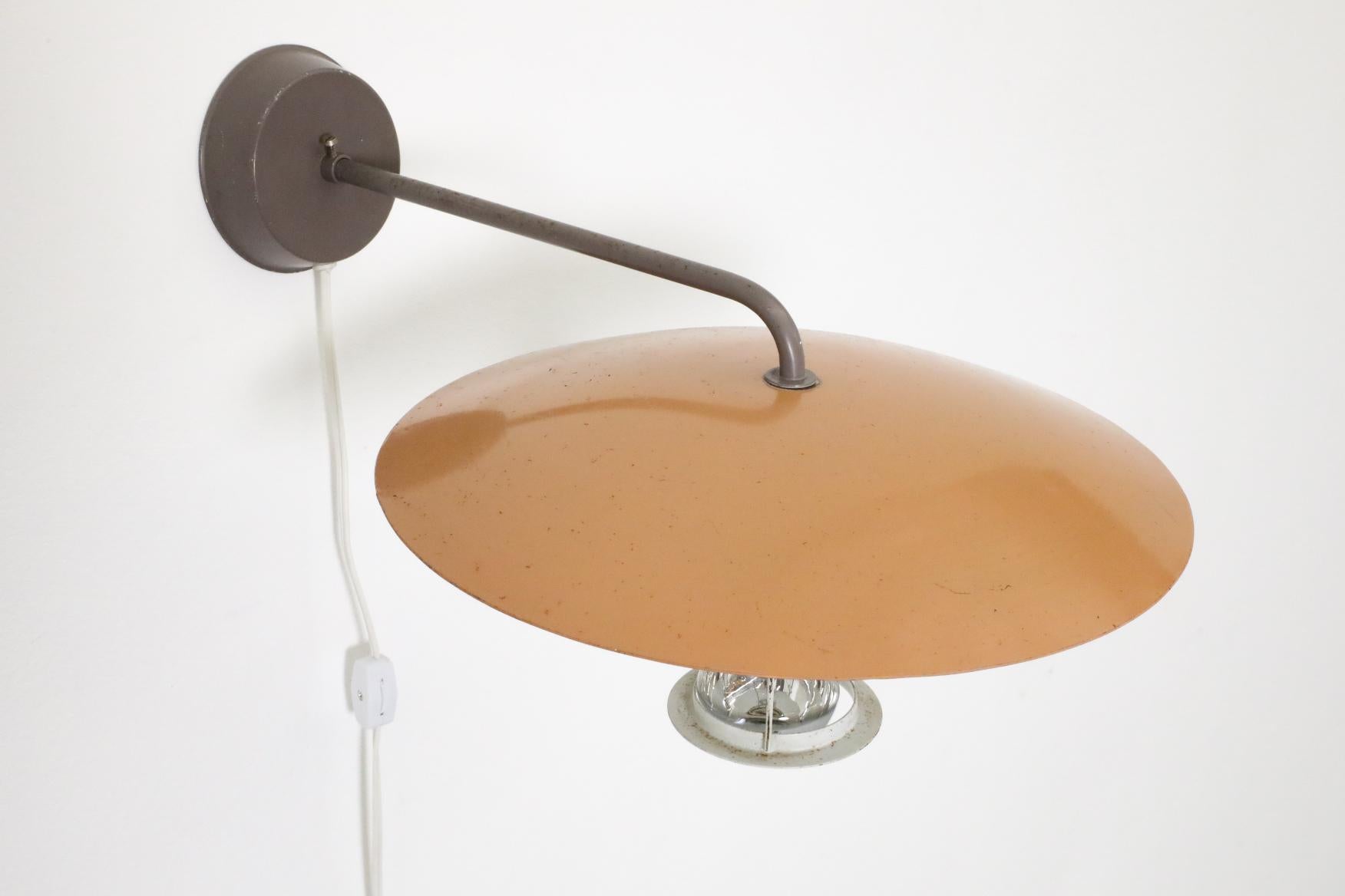 Métal Applique murale Louis Kalff avec abat-jour en métal émaillé jaune caramel en vente