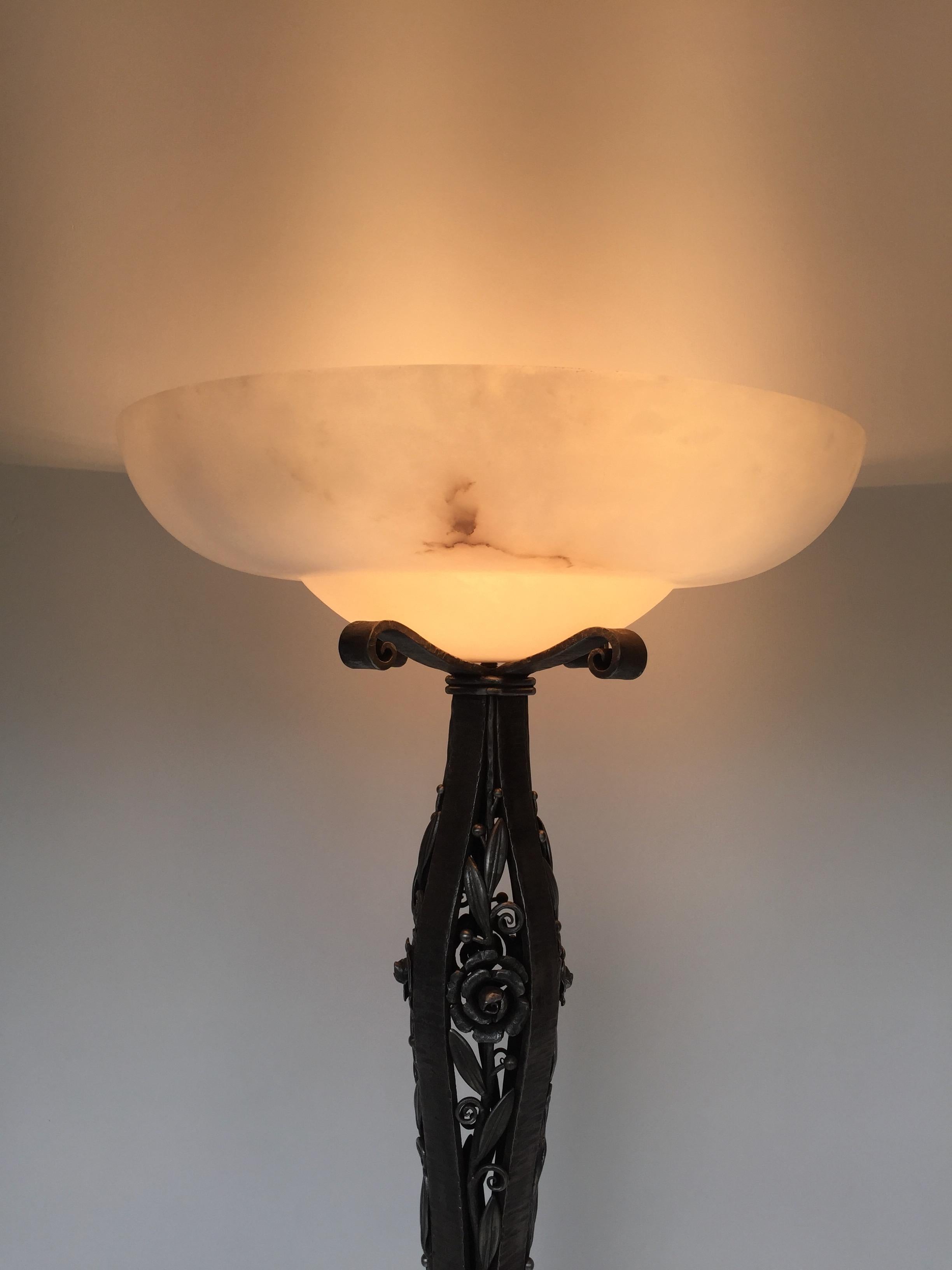 Lampadaire Art Déco en fer forgé avec décoration florale.
Coupe en albâtre blanc avec des veines noires.
Le travail de Louis Katona est comparable à celui d'Edgar Brand.
Electrifié et en très bon état.
I.L.A. estampillé

Hauteur : 171 cm
Diamètre du