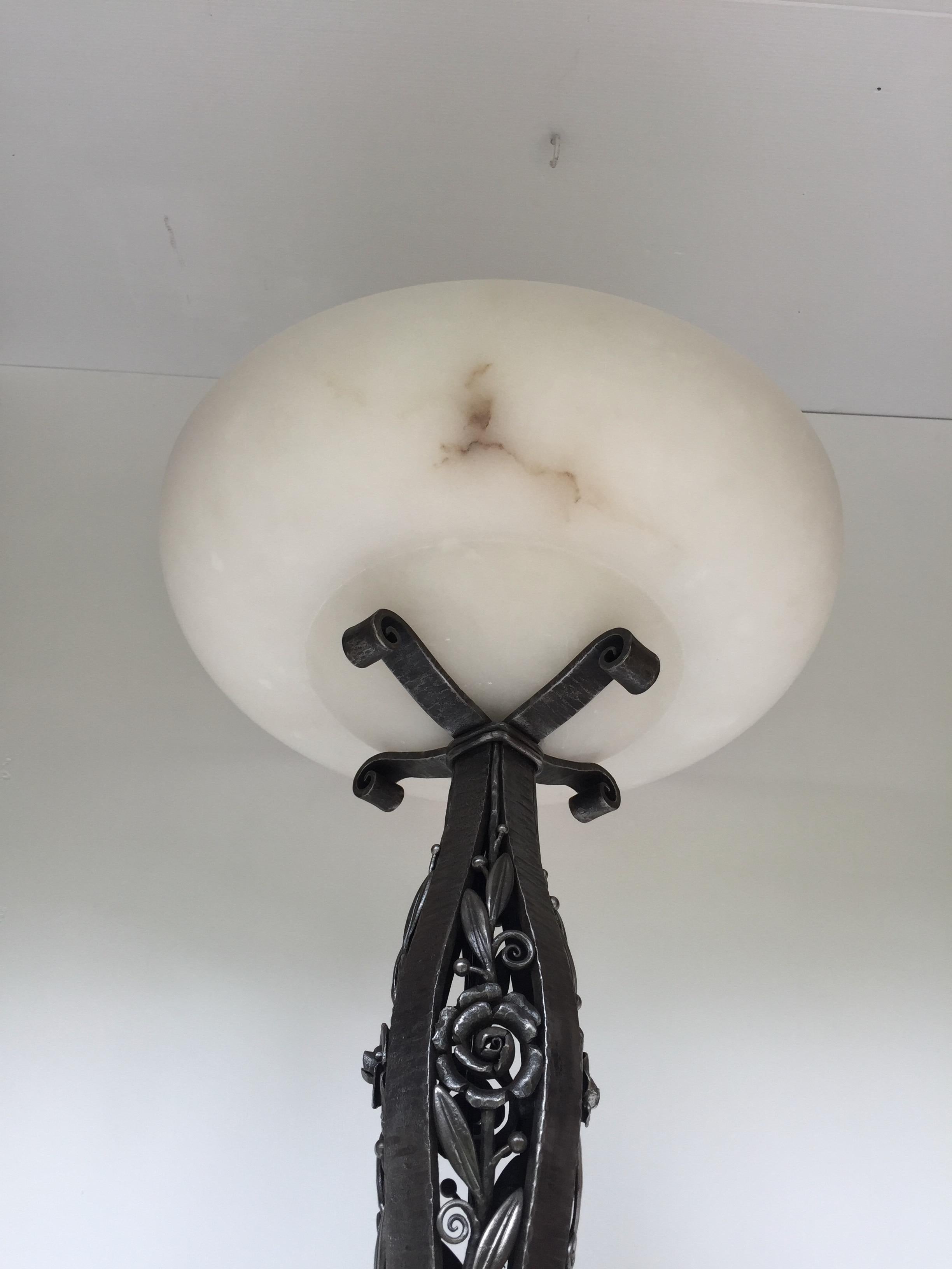 Martelé Lampadaire Art Déco Louis Katona en vente
