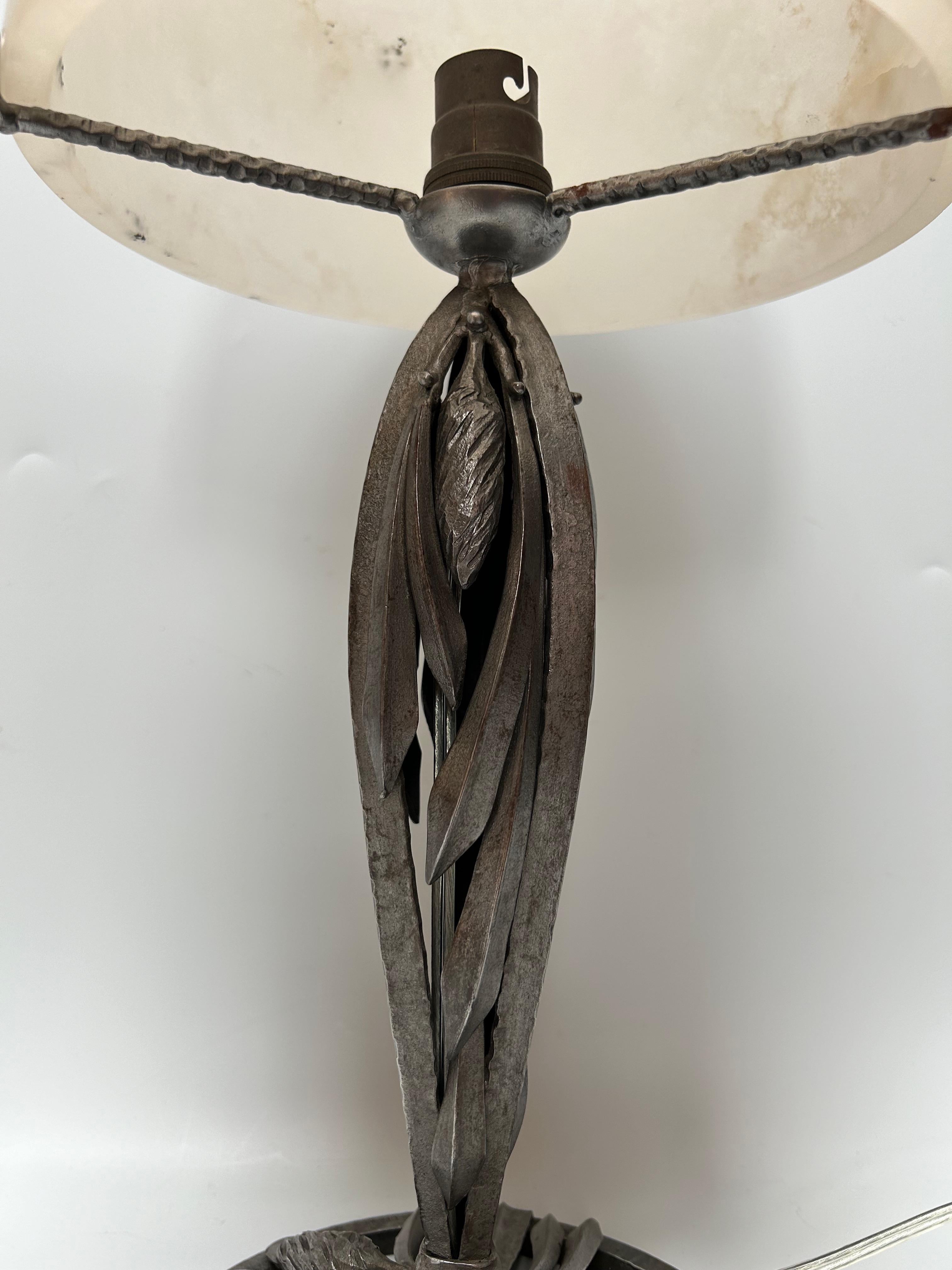 Lámpara Art Déco circa 1930.
Base de hierro forjado niquelado con decoración de pino.
Sello L.Katona.
Concha de alabastro.
Electrificado y en perfecto estado.

Altura: 48 cm
Diámetro del caparazón: 20 cm
Diámetro de la base: 16 cm

Louis Katona fue