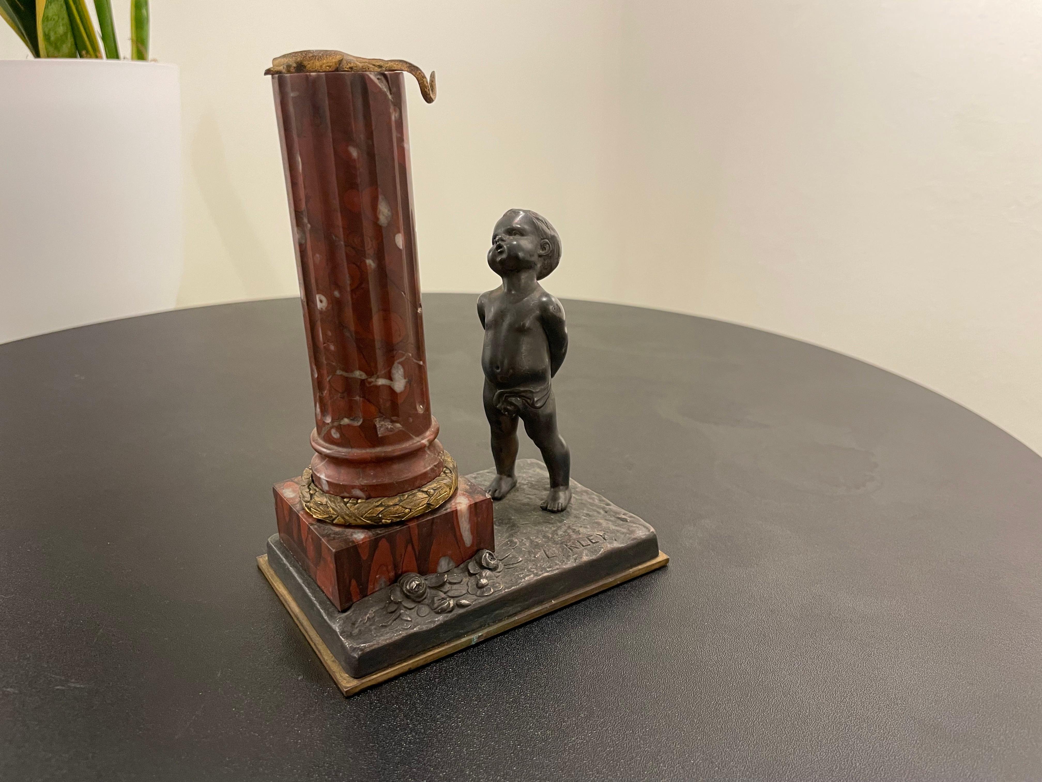 Bronzo e marmo del XIX secolo con ragazzo con lucertola e colonna in vendita 7