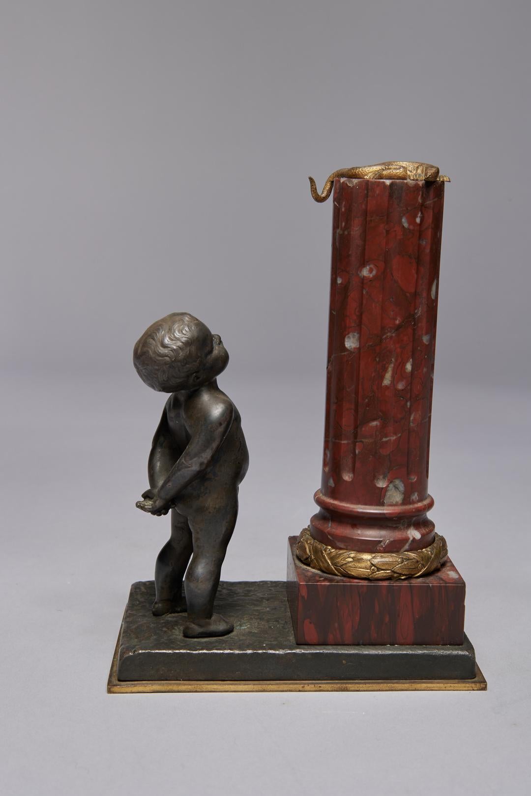 Bronzo e marmo del XIX secolo con ragazzo con lucertola e colonna - Sculpture di Louis Kley