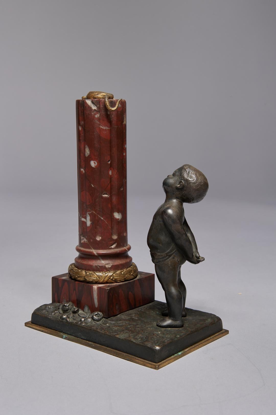 Bronzo e marmo del XIX secolo con ragazzo con lucertola e colonna - Figurative Sculpture Oro di Louis Kley