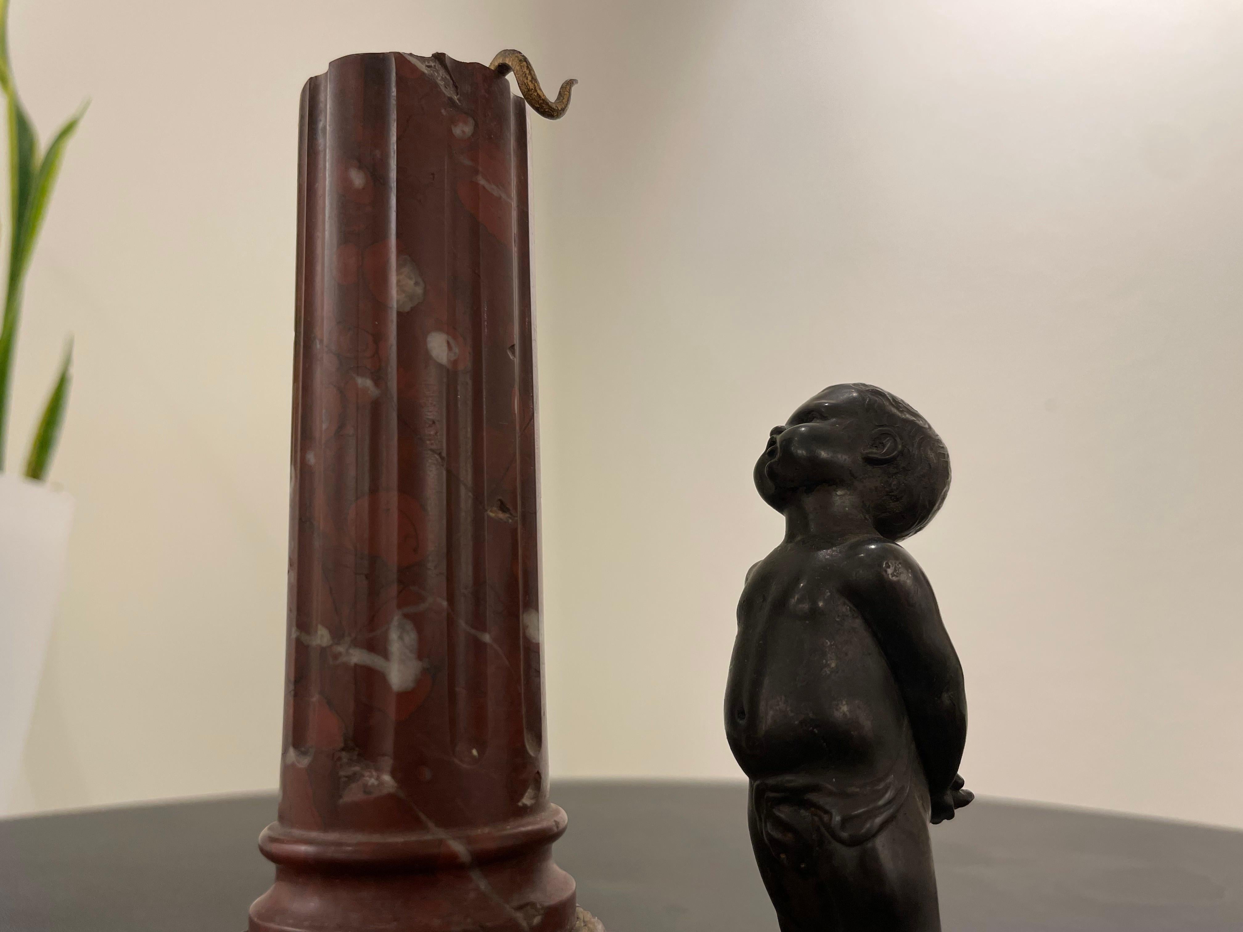Bronzo e marmo del XIX secolo con ragazzo con lucertola e colonna in vendita 4