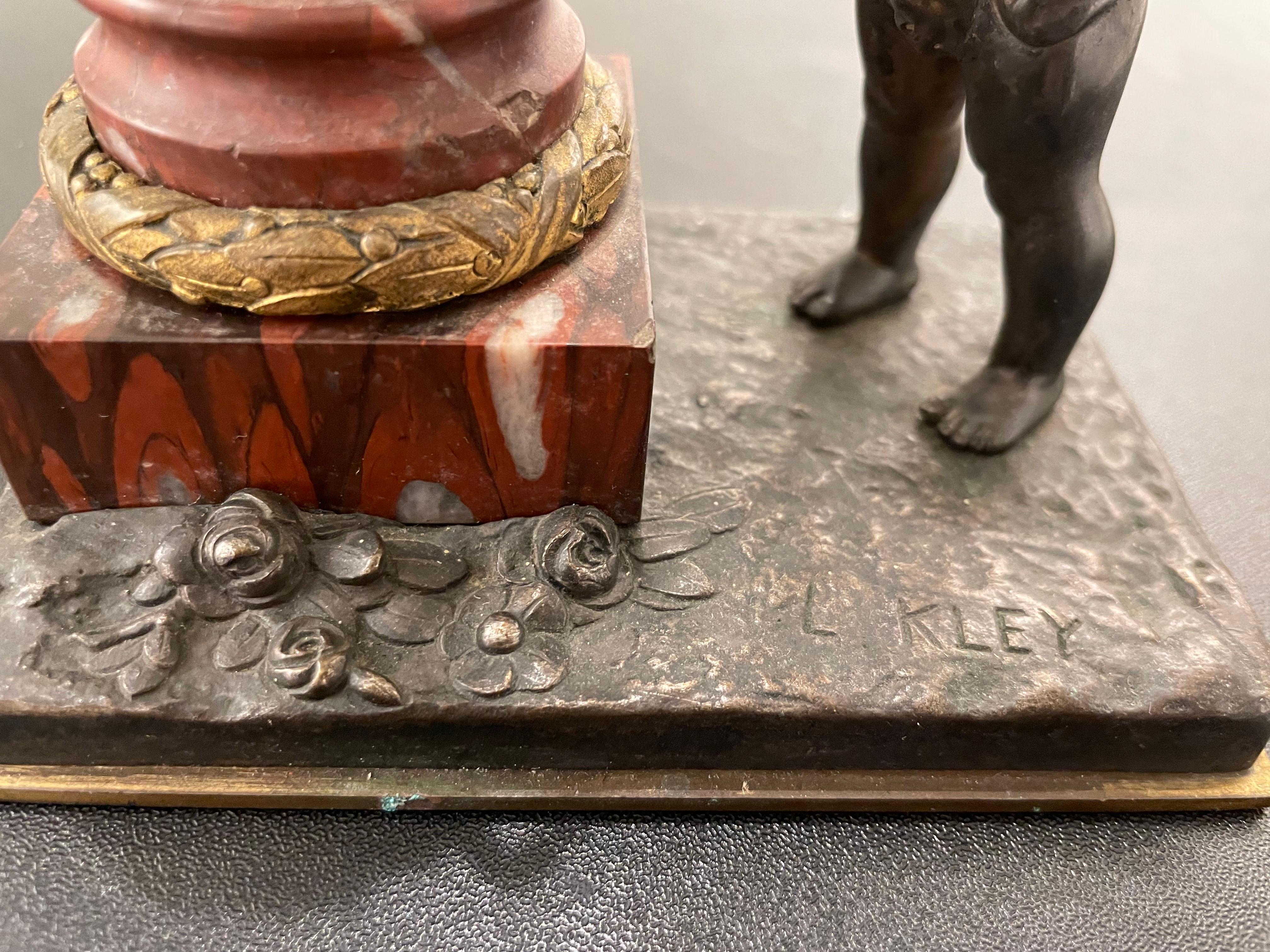 Bronzo e marmo del XIX secolo con ragazzo con lucertola e colonna in vendita 5