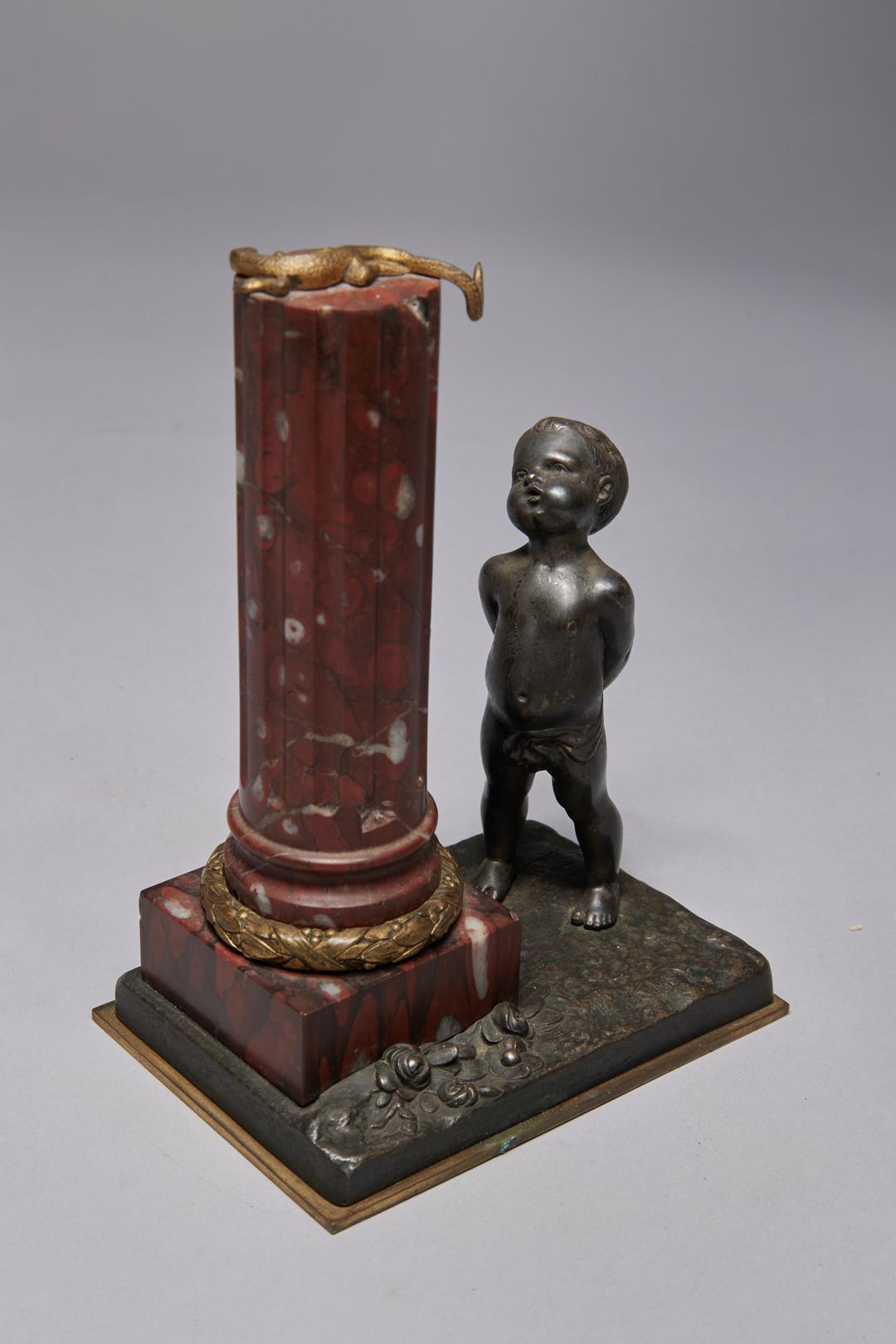 Figurative Sculpture di Louis Kley - Bronzo e marmo del XIX secolo con ragazzo con lucertola e colonna