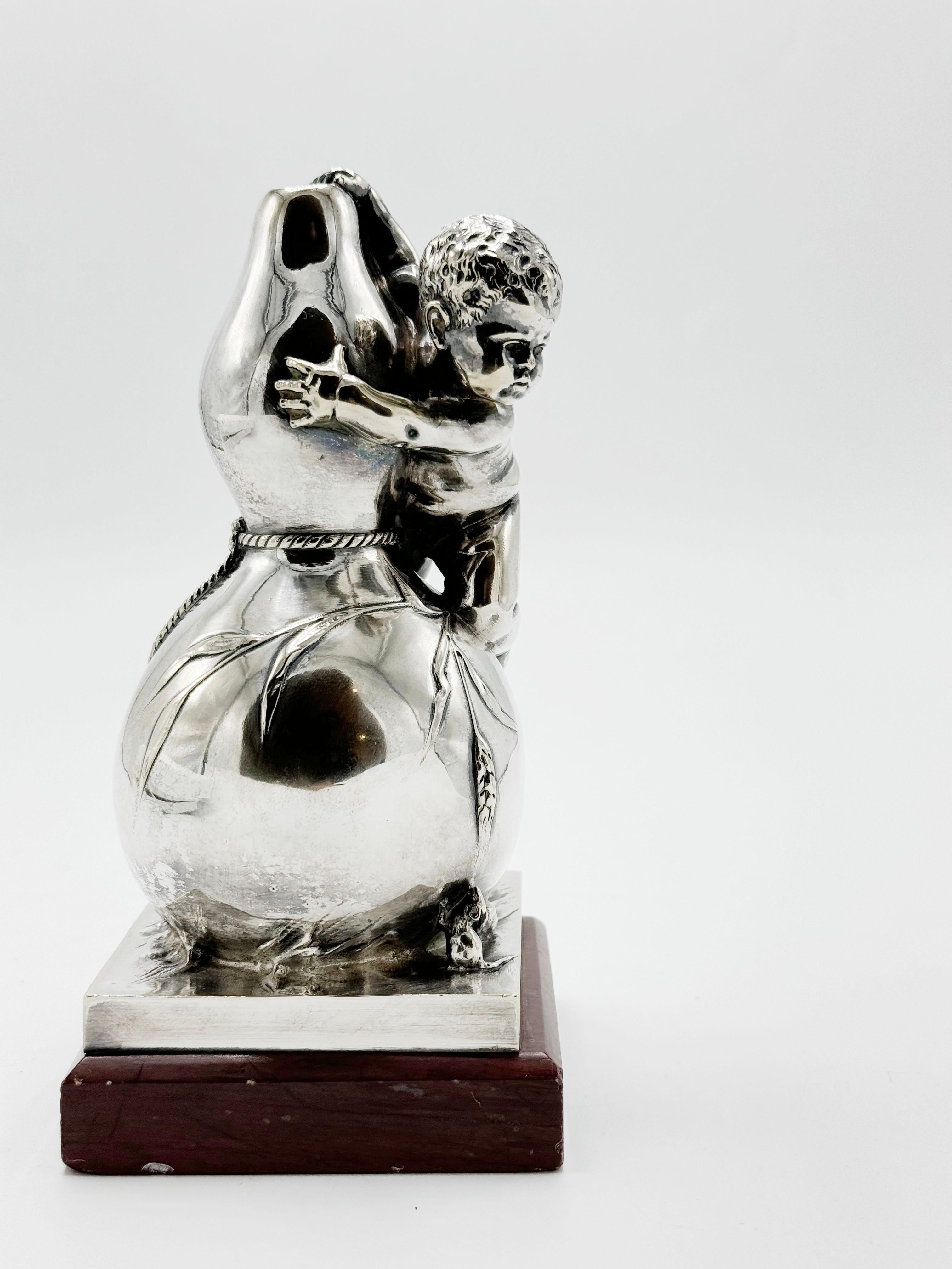 Il s'agit d'un magnifique bronze sur marbre français du 19ème siècle, réalisé par Louis Kley, artiste mondialement connu du 19ème siècle, né en 1833. Elle montre un petit garçon effrayé par la souris. 

Il a été acheté à Paris il y a 50 ans.

Louis