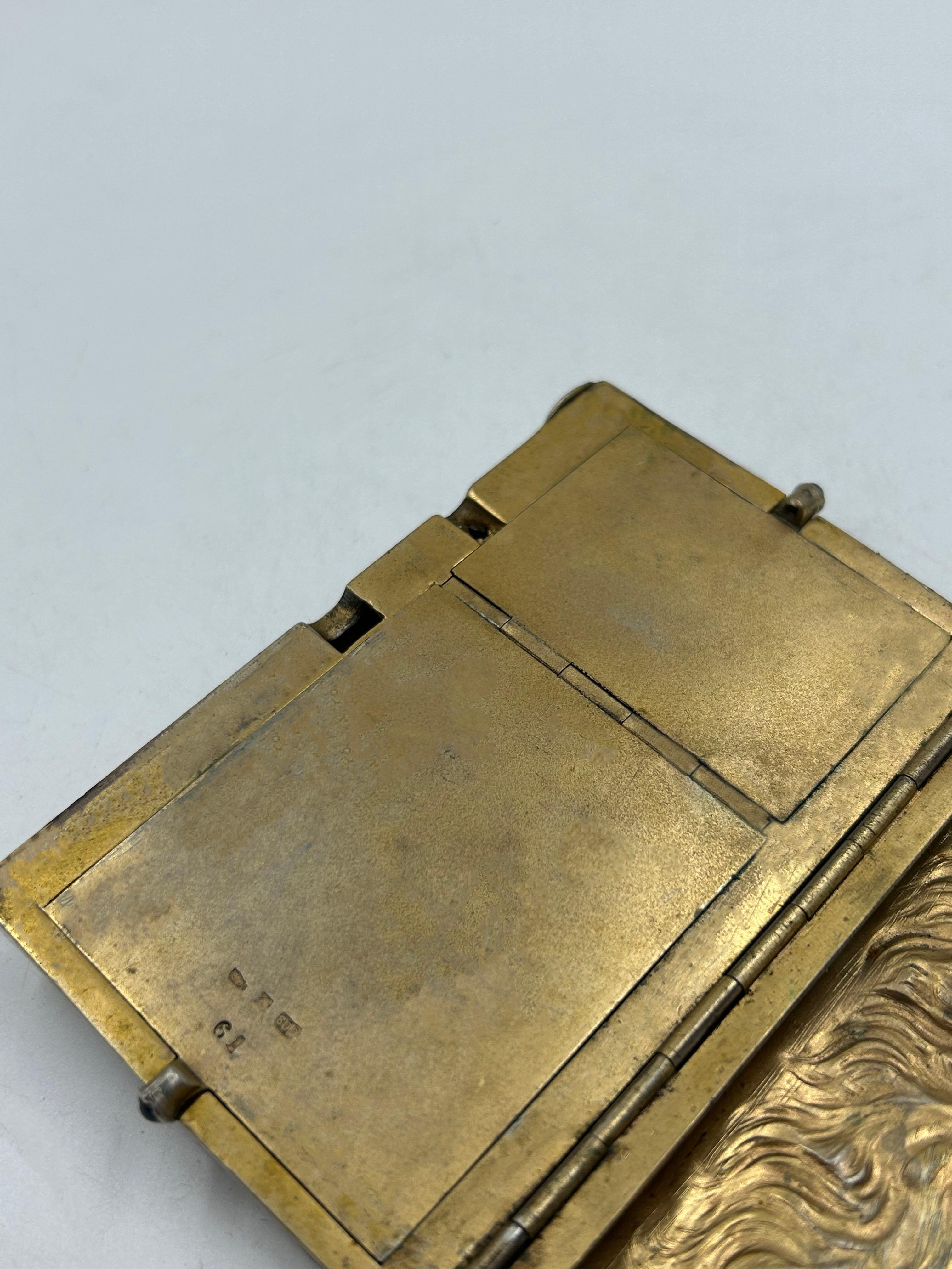 Vanity Case en argent et vermeil de Louis Kuppenheim avec motif de chien, Allemagne, vers 1910-1925
Vanity case en argent raffiné du début du XXe siècle par Louis Kuppenheim, fabriqué en Allemagne vers 1910-1925 et décoré d'une charmante