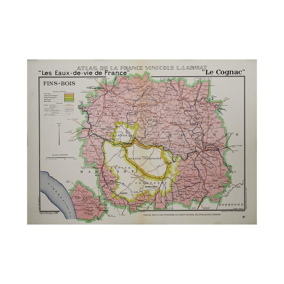 El mapa original de 1947 Atlas de la France Vinicole - Les Eaux-de-vie de France - Le Cognac Fins Bois, creado por Louis Larmat e impreso por Dorel en París, es una pieza exquisita que traza meticulosamente una de las regiones clave en la producción