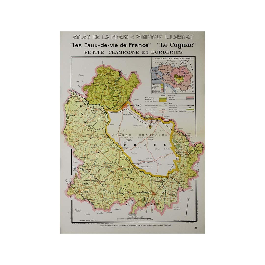 El mapa original de 1947 Atlas de la France Vinicole - Les eaux-de-vie de France - Le Cognac Petite Champagne et Borderies, creado por Louis Larmat e impreso por Dorel en París, es una representación detallada y cautivadora de dos de las principales