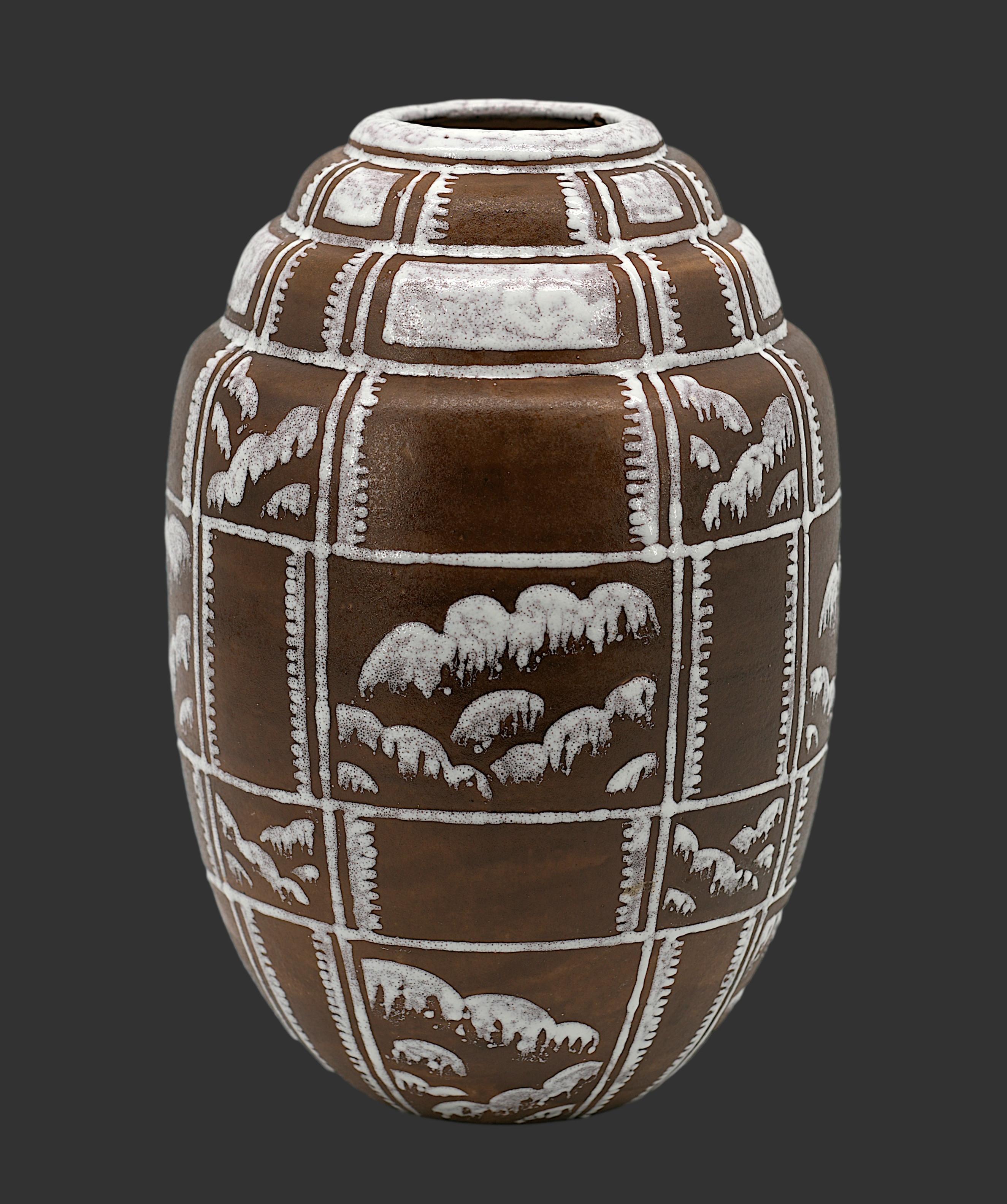 Vaso in gres francese Art Deco di Louis LAURAIN per Agès, Francia, anni Venti. Design geometrico. Altezza: 28 cm (11