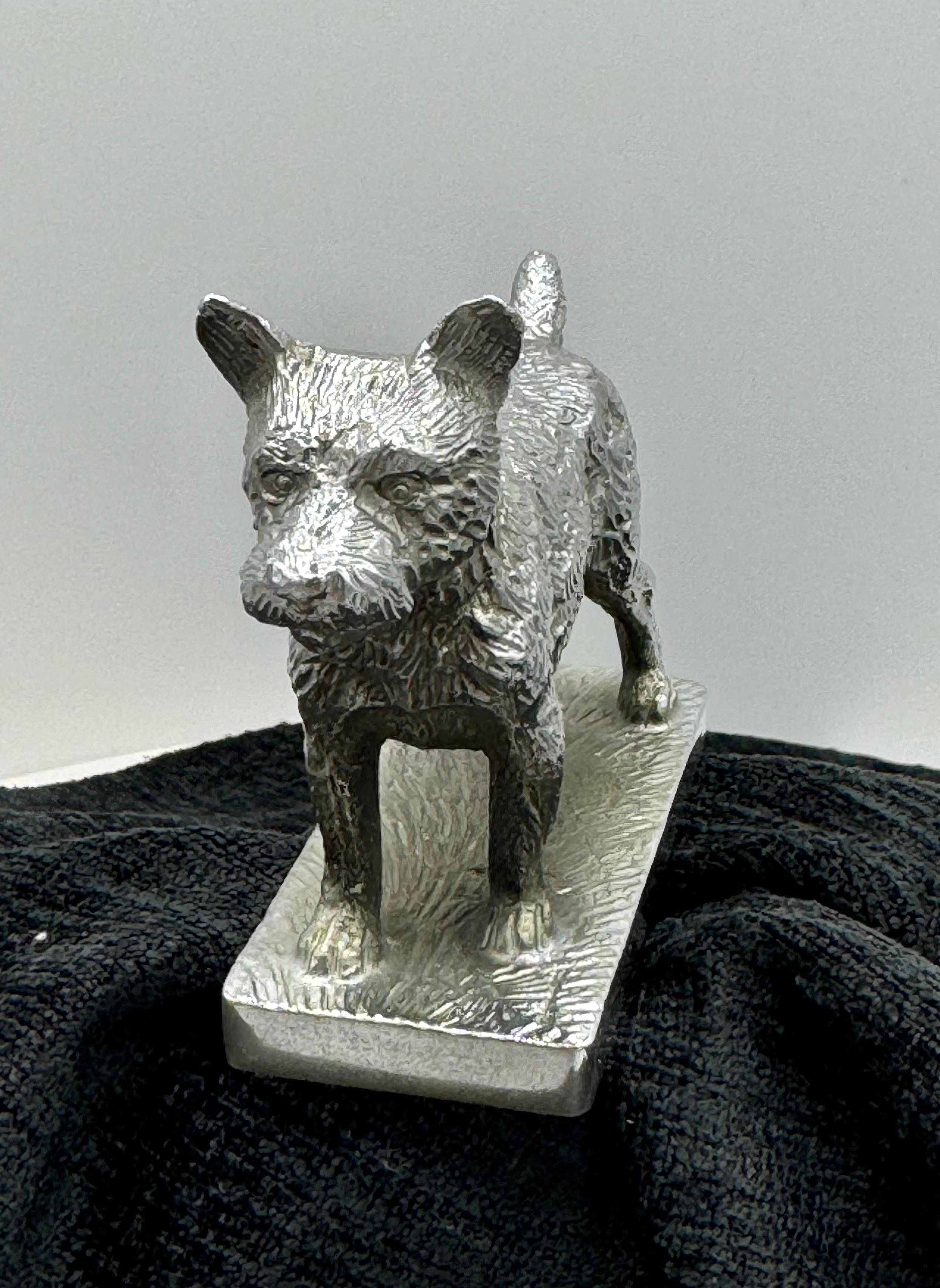 Louis Lejeune Norwich Terrier Kapuze Ornament
 Louis Lejeune-Maskottchen schmücken die schönsten europäischen und amerikanischen Autos. 
   Die britische Königsfamilie hat seit vielen Jahren Maskottchen auf ihren persönlichen und privaten Fahrzeugen