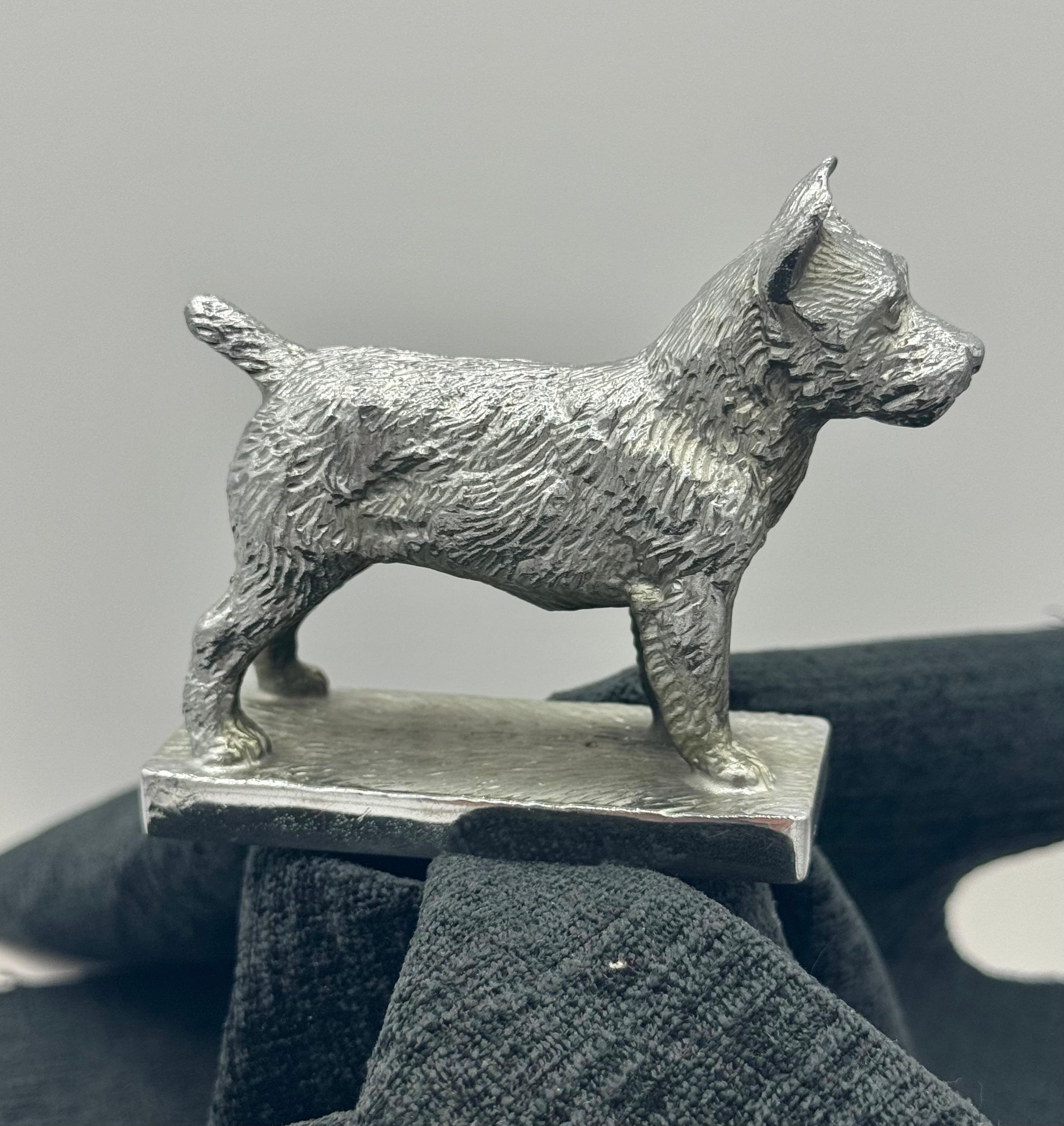 Louis Lejeune Norwich Terrier Kapuze Ornament (20. Jahrhundert) im Angebot