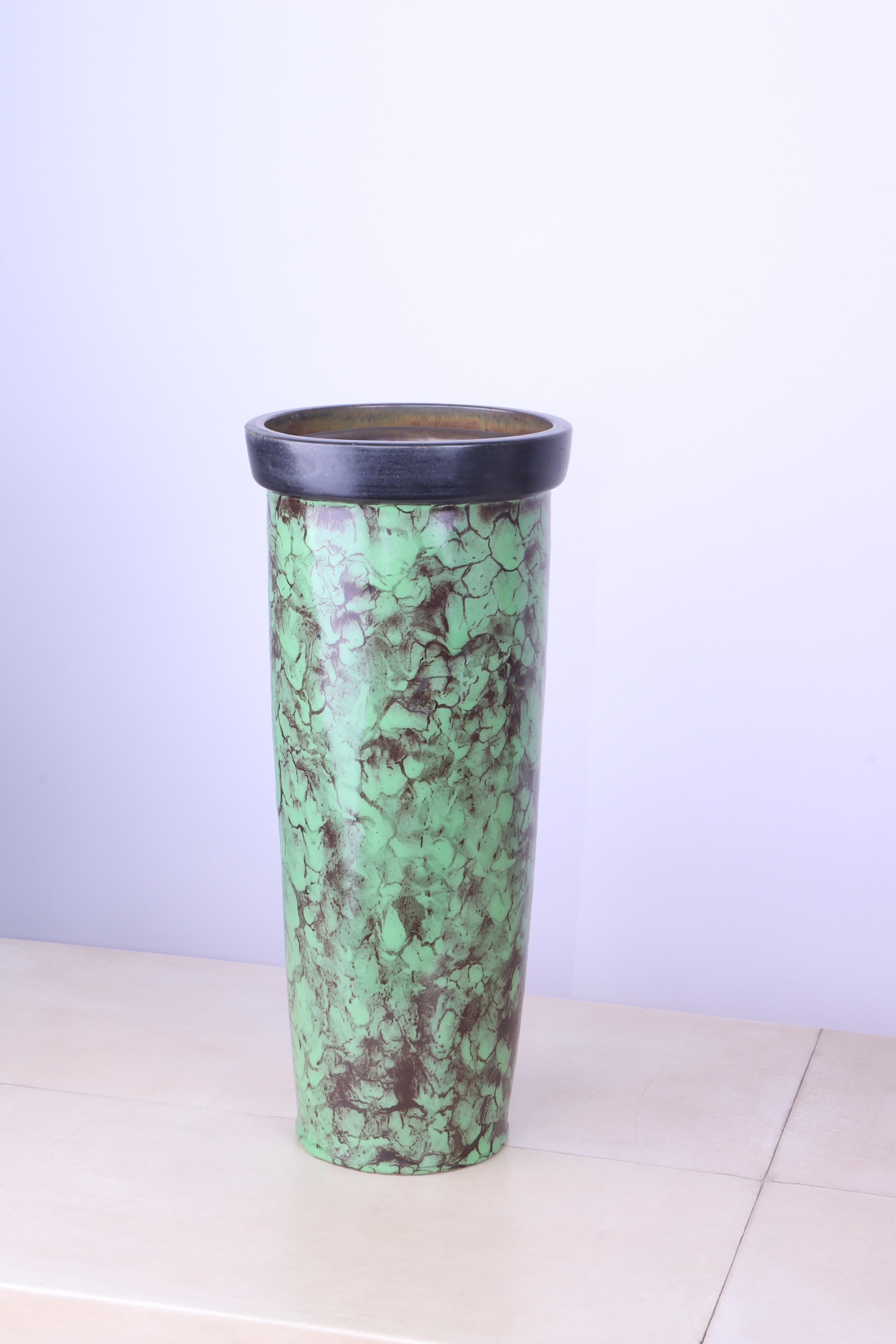 Exquisite große Vase aus Steingut aus der Zeit des Art Déco von dem Meisterkeramiker Louis Lourioux. Diese Vase befindet sich in einem außergewöhnlichen Zustand und ist unter dem Sockel mit Lourioux' ikonischer Signatur 