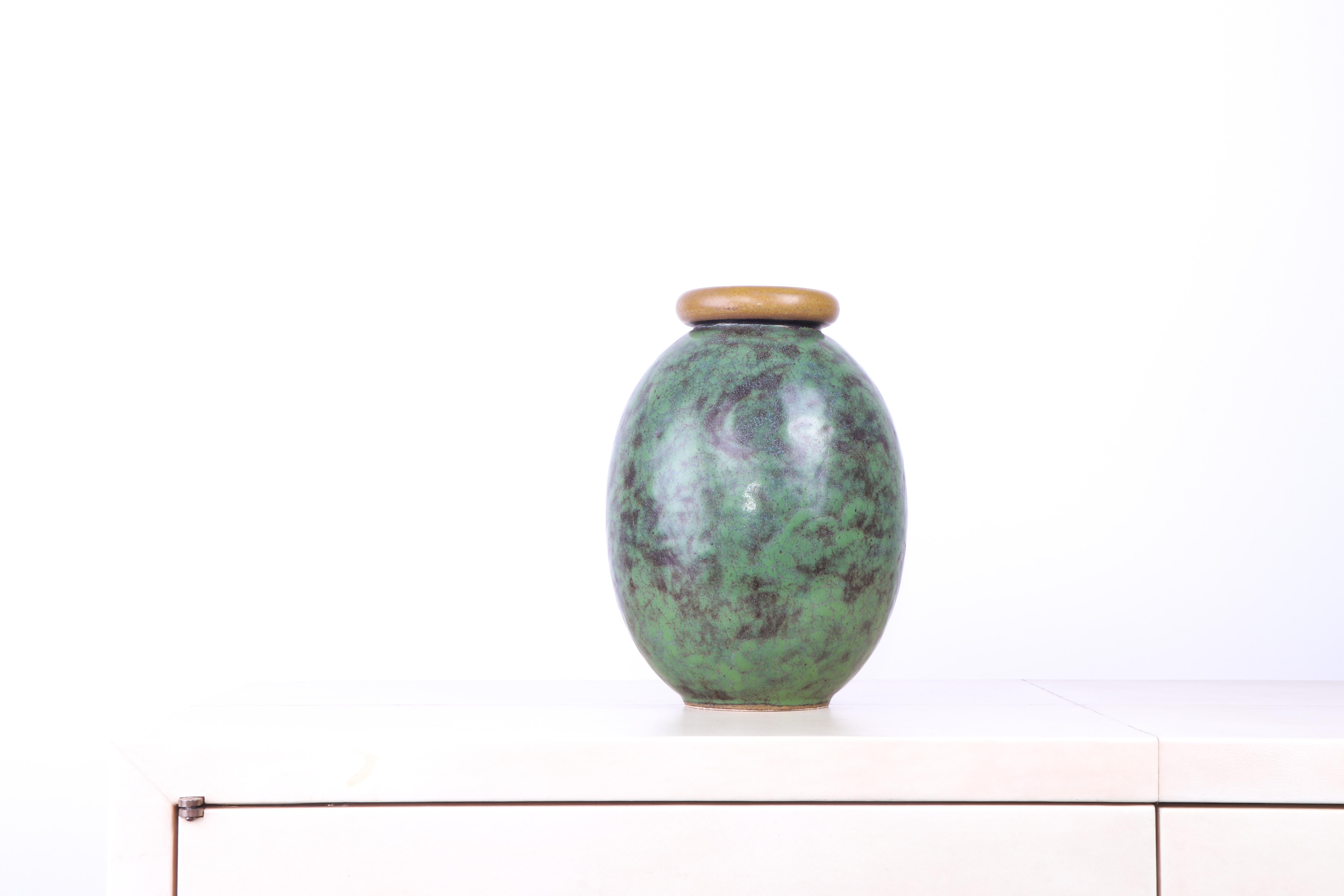 Seltene große Steingutvase des Art-déco-Keramikers Louis Lourioux. Diese Vase ist in ausgezeichnetem Zustand und unter dem Sockel mit einer der ikonischen Signaturen von Lourioux 