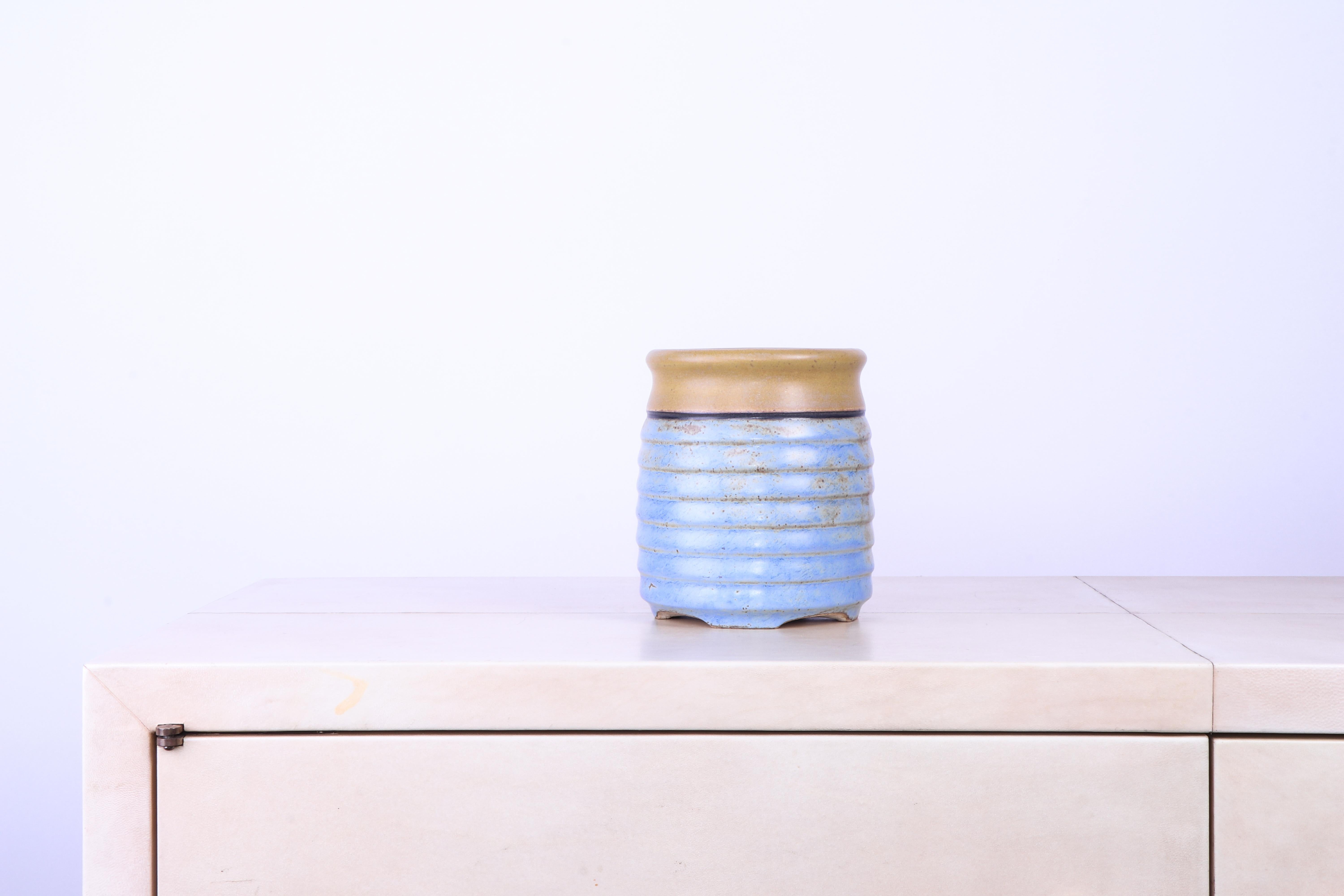 Raro vaso in gres del ceramista francese Louis Lourioux. Gres blu e senape del periodo Art Deco. Questo vaso è in condizioni eccezionali ed è firmato sotto la base con l'iconica firma di Lourioux 