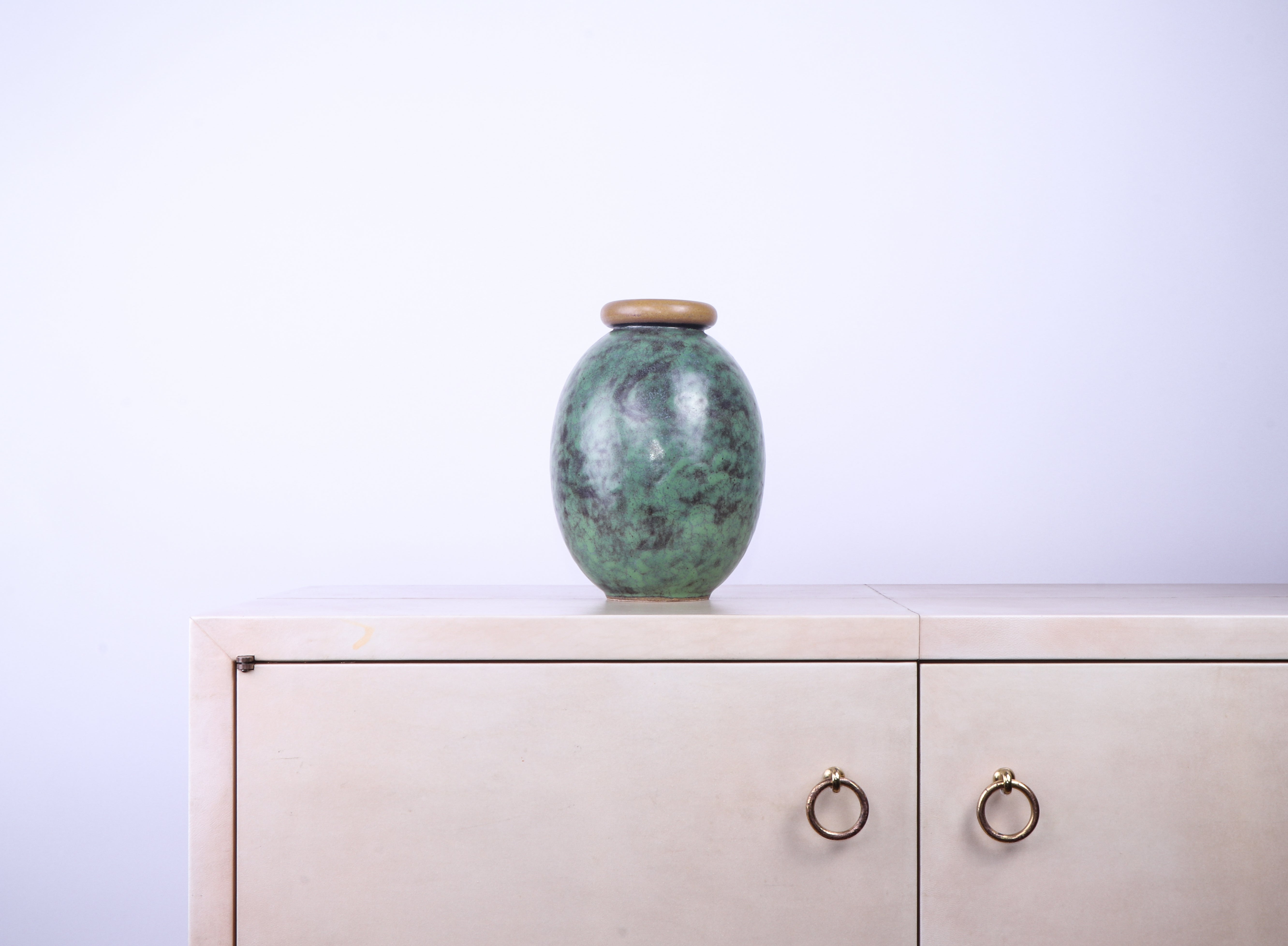 Raro vaso di grandi dimensioni in gres del raffinato ceramista Art Déco Louis Lourioux. Questo vaso è in ottime condizioni ed è firmato sotto la base con una delle iconiche firme di Lourioux 