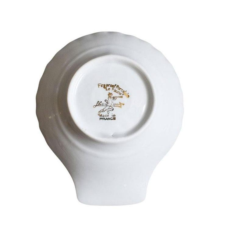 Plato baratija de porcelana Louis Lourioux con motivo de concha de pájaro Le Faune, Francia Provincial francés en venta
