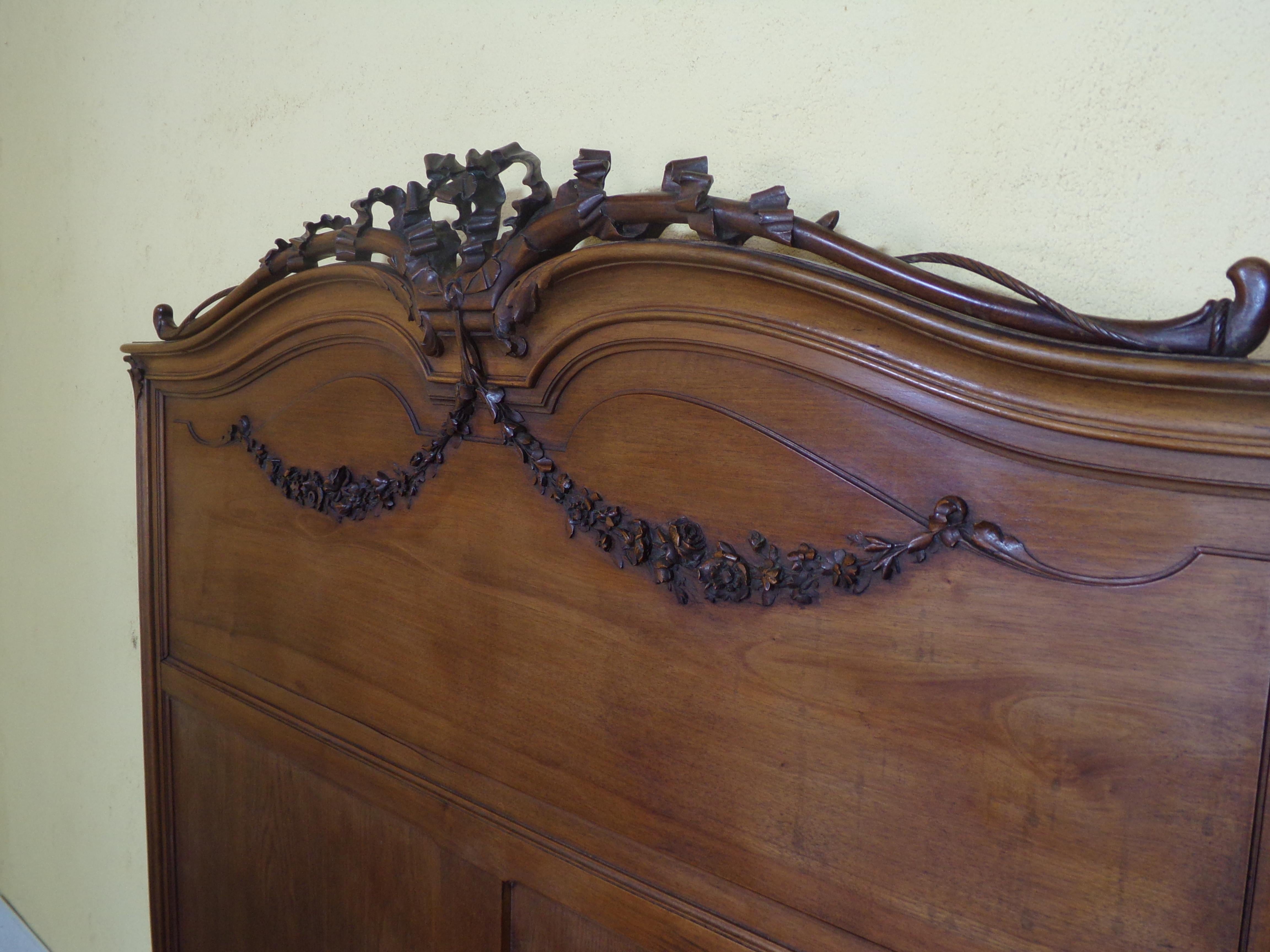 Louis XVI Style Solid Walnut Carved Queen Bed, C1890 In Good Condition For Sale In London, GB