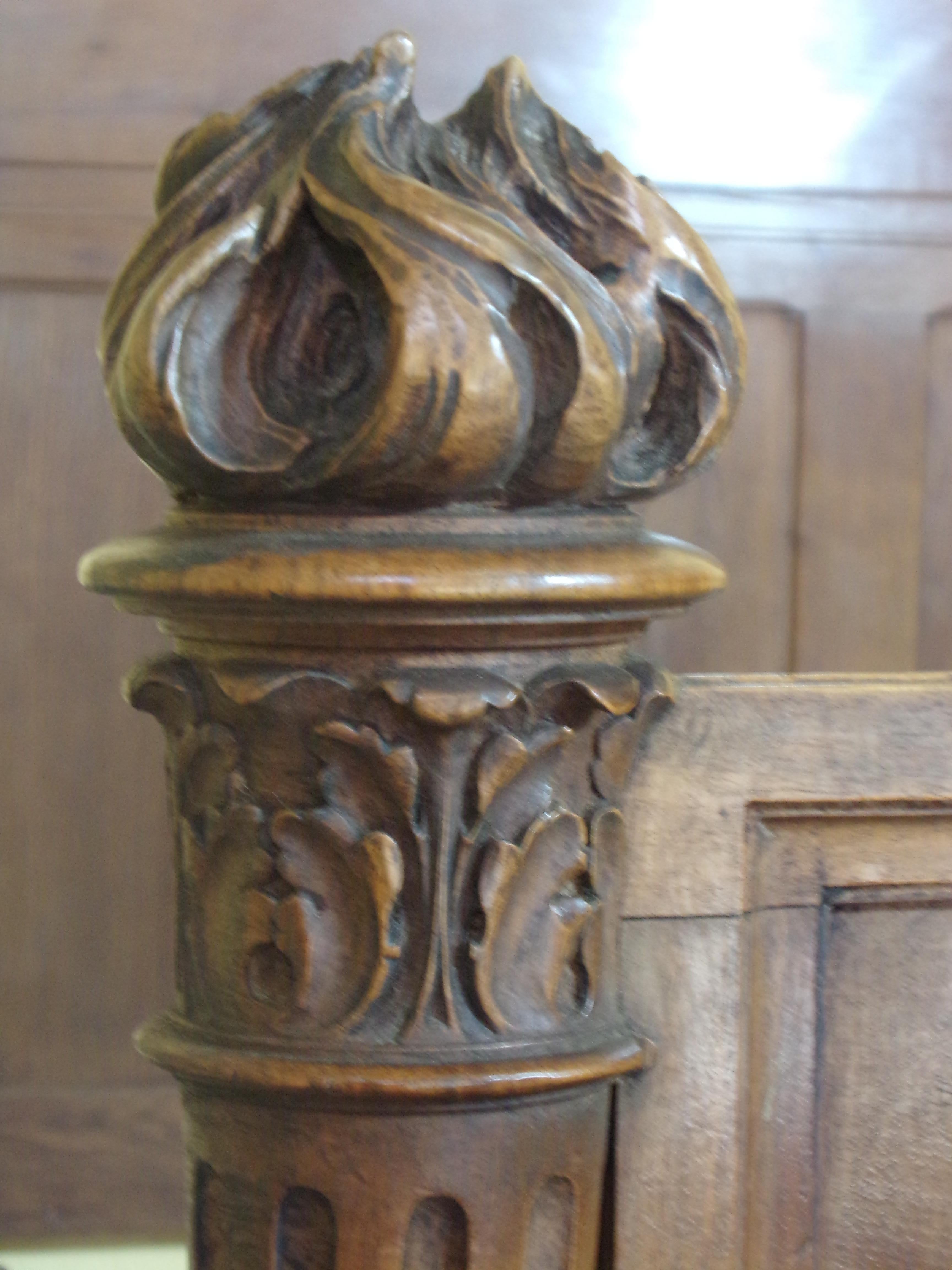 Lit Queen de style Louis XVI en noyer massif sculpté, vers 1890 Bon état - En vente à London, GB