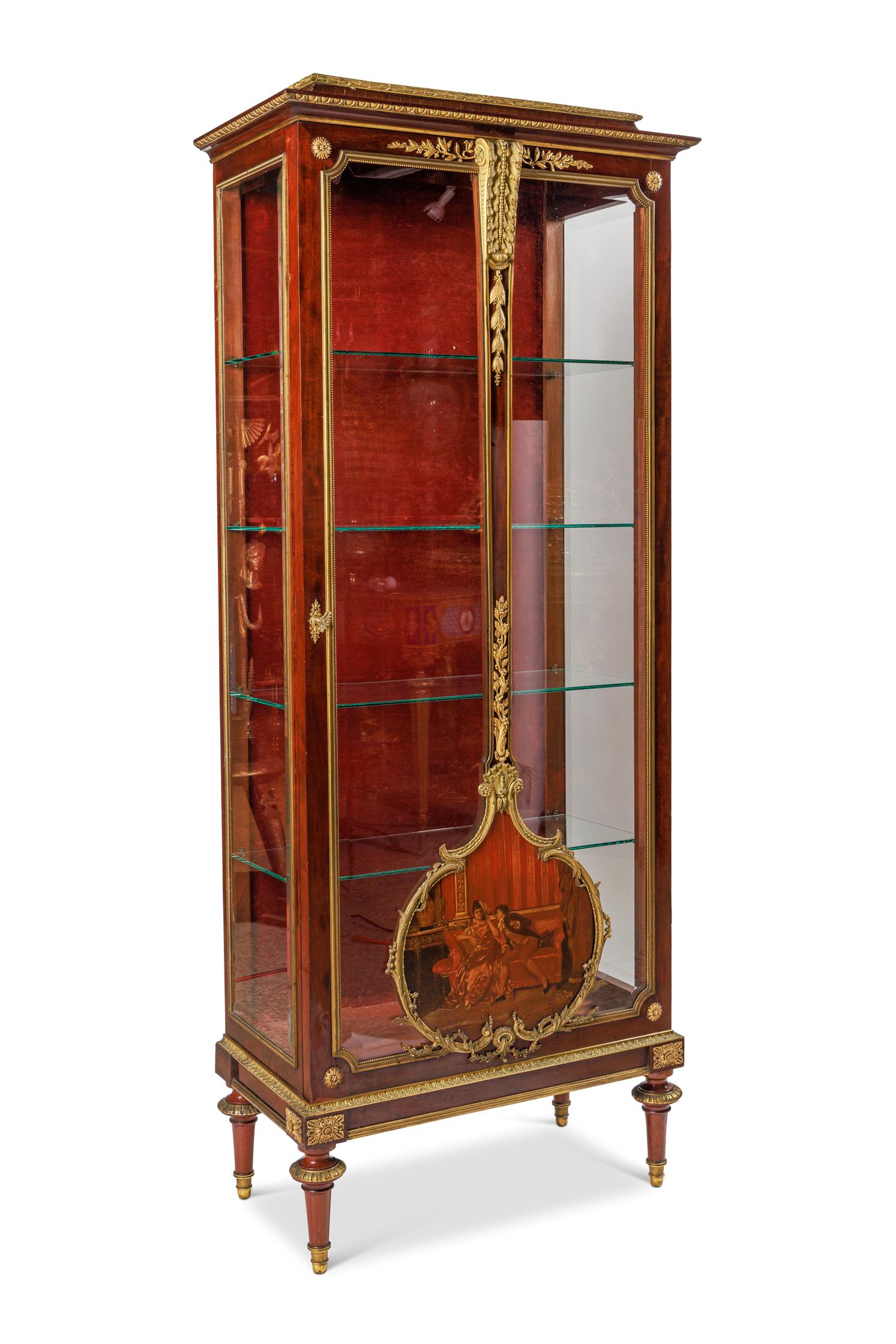 Vitrine en bronze doré et vernis Martin, française, fin du 19e ou début du 20e siècle. 

Une vitrine d'une qualité exceptionnelle, de style Louis XVI, avec des montures en bronze doré d'une qualité exceptionnelle et des panneaux en verre biseauté