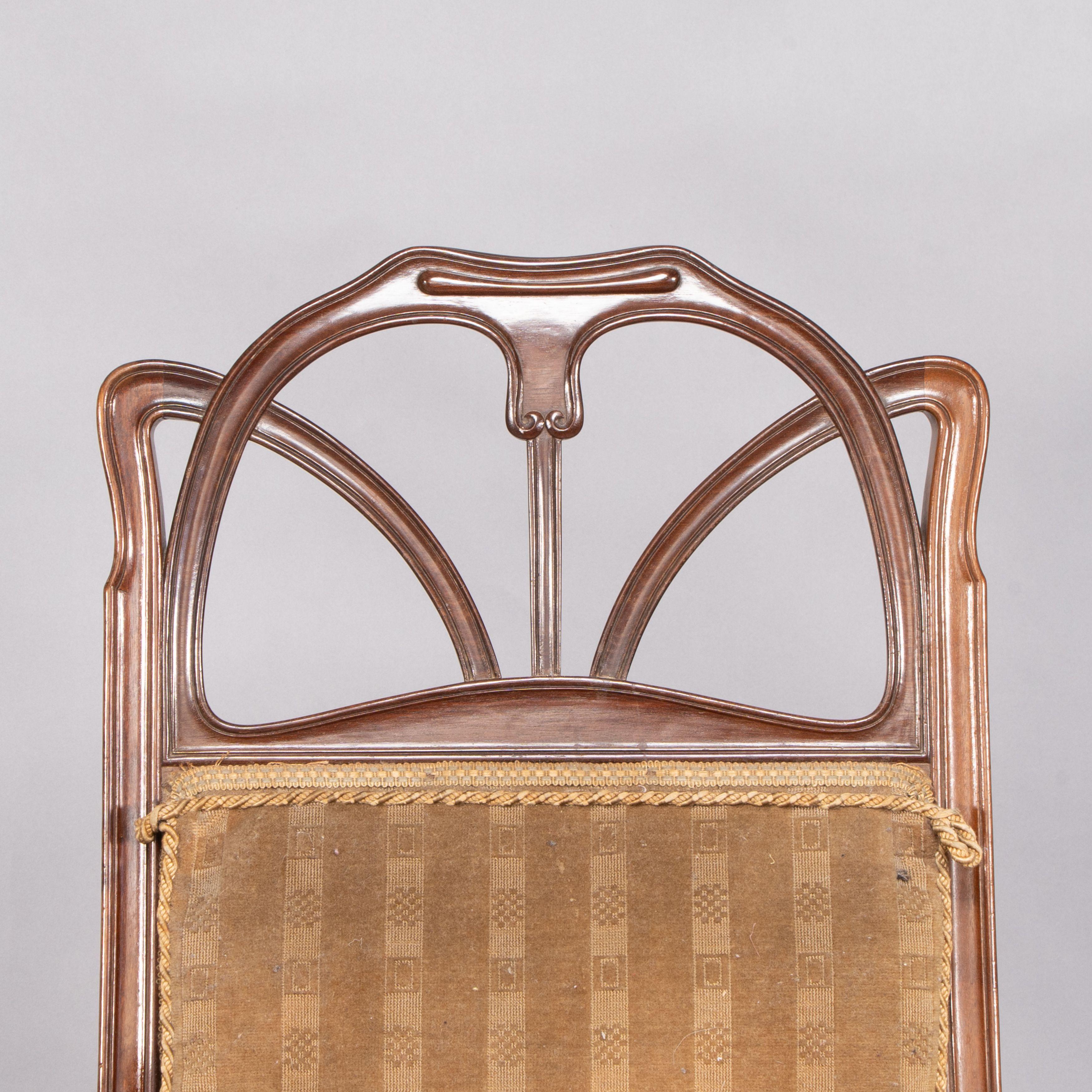 Louis Majorelle. Sillón Art Nouveau de nogal tallado con tela original de época en venta 4