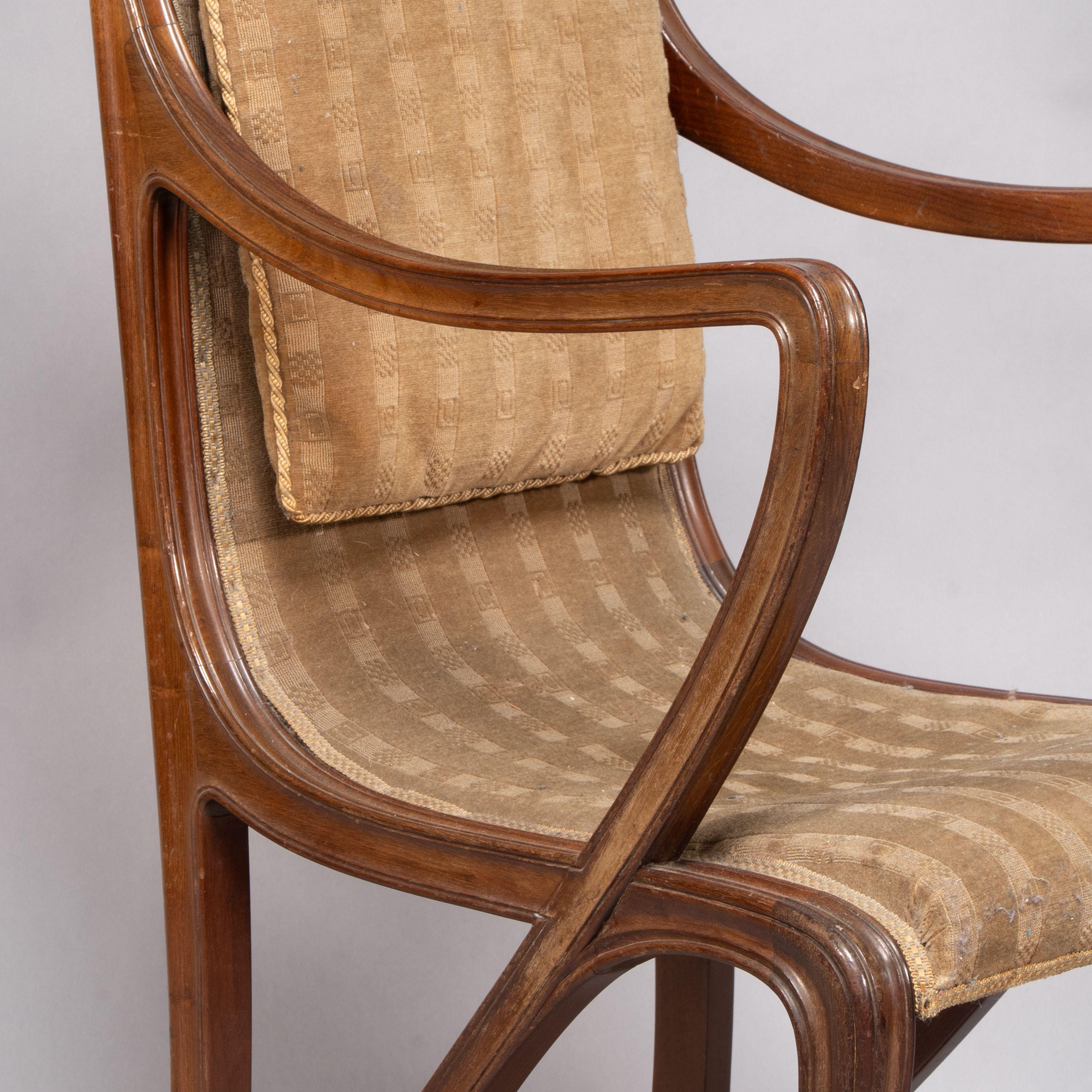 Louis Majorelle. Sillón Art Nouveau de nogal tallado con tela original de época en venta 5