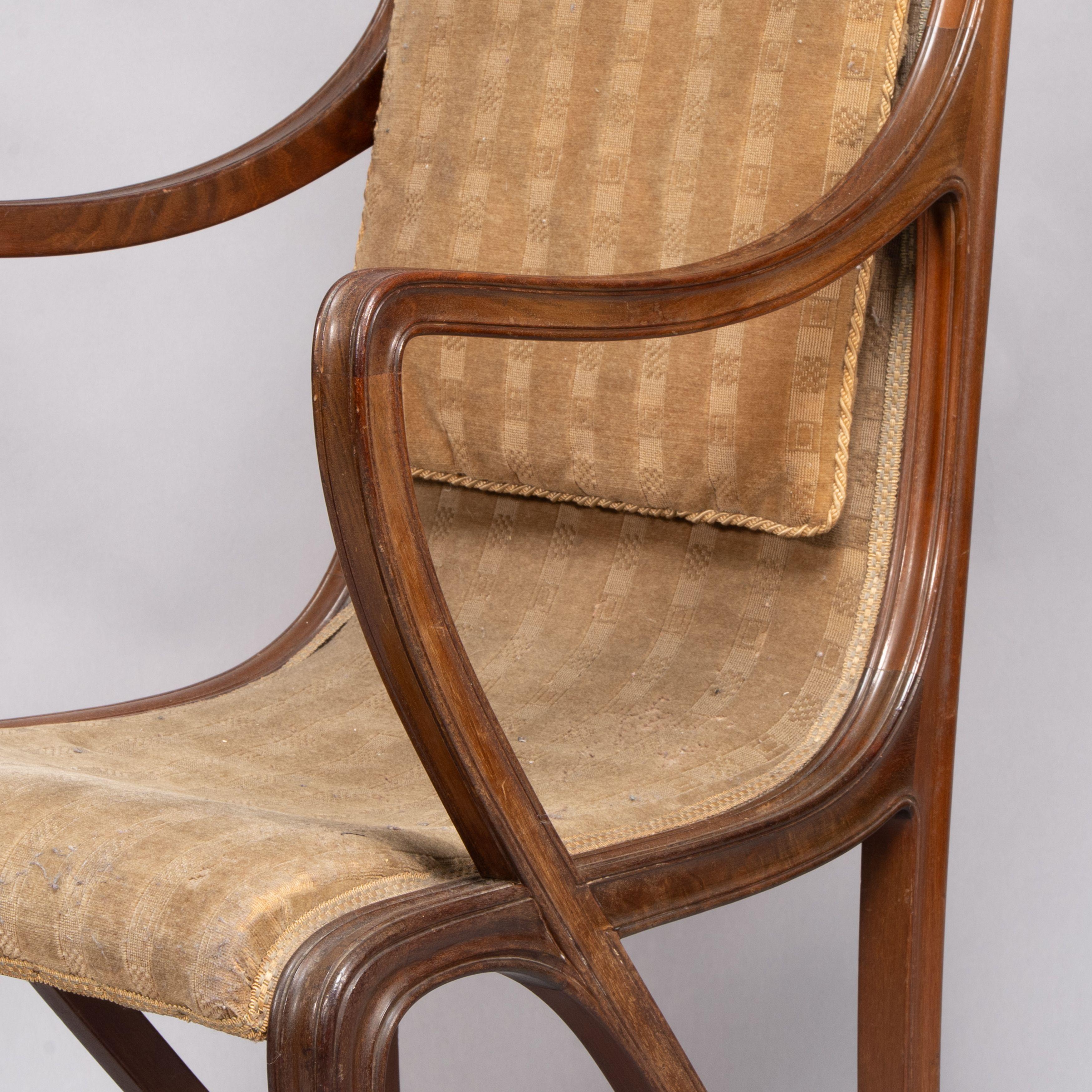 Louis Majorelle. Sillón Art Nouveau de nogal tallado con tela original de época en venta 6