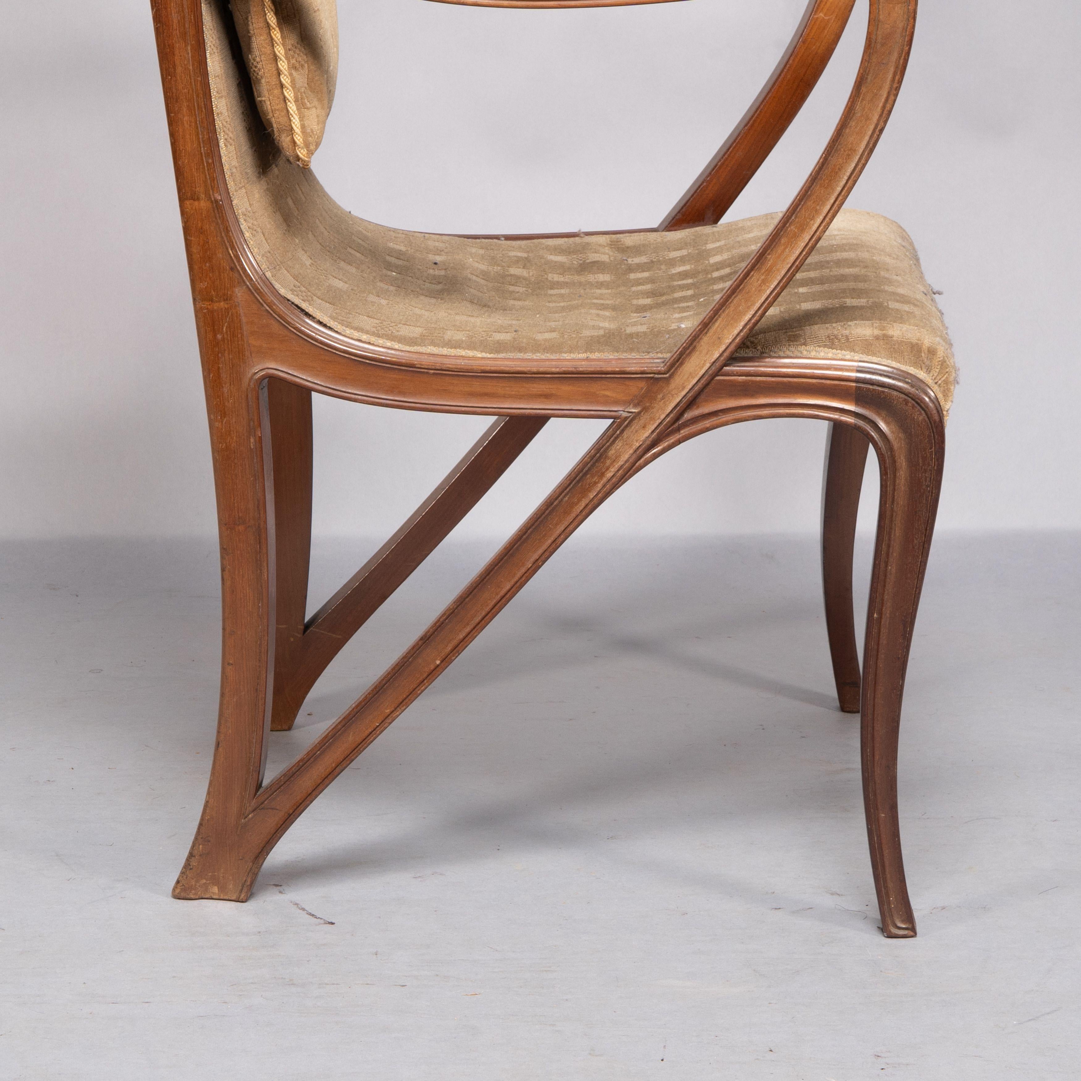Louis Majorelle. Sillón Art Nouveau de nogal tallado con tela original de época en venta 7