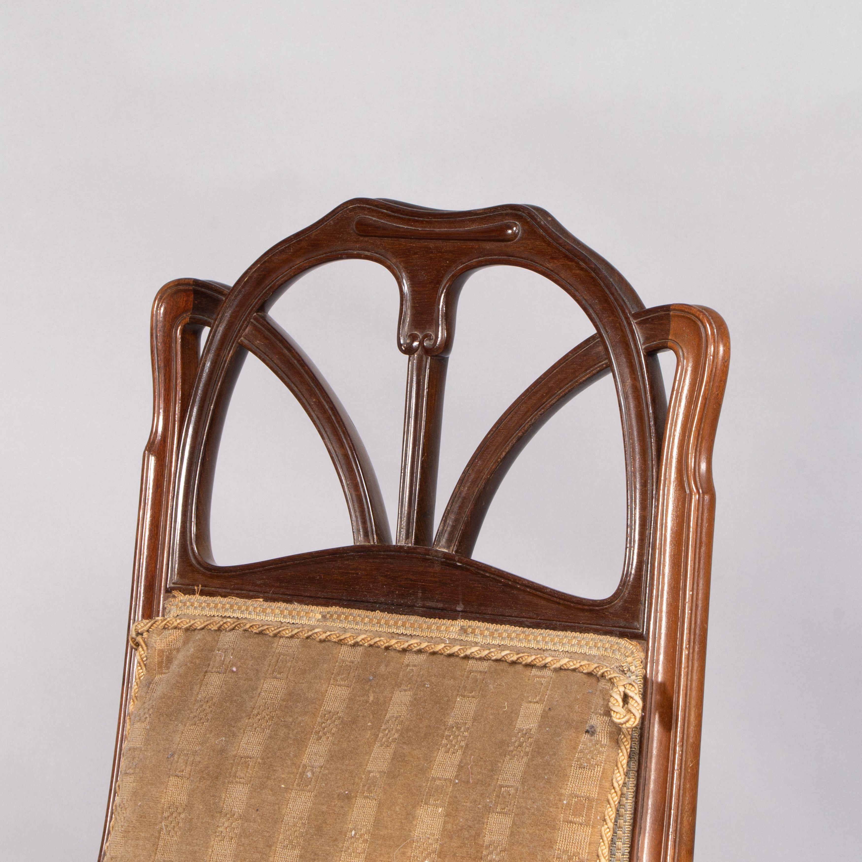 Louis Majorelle. Sillón Art Nouveau de nogal tallado con tela original de época en venta 8